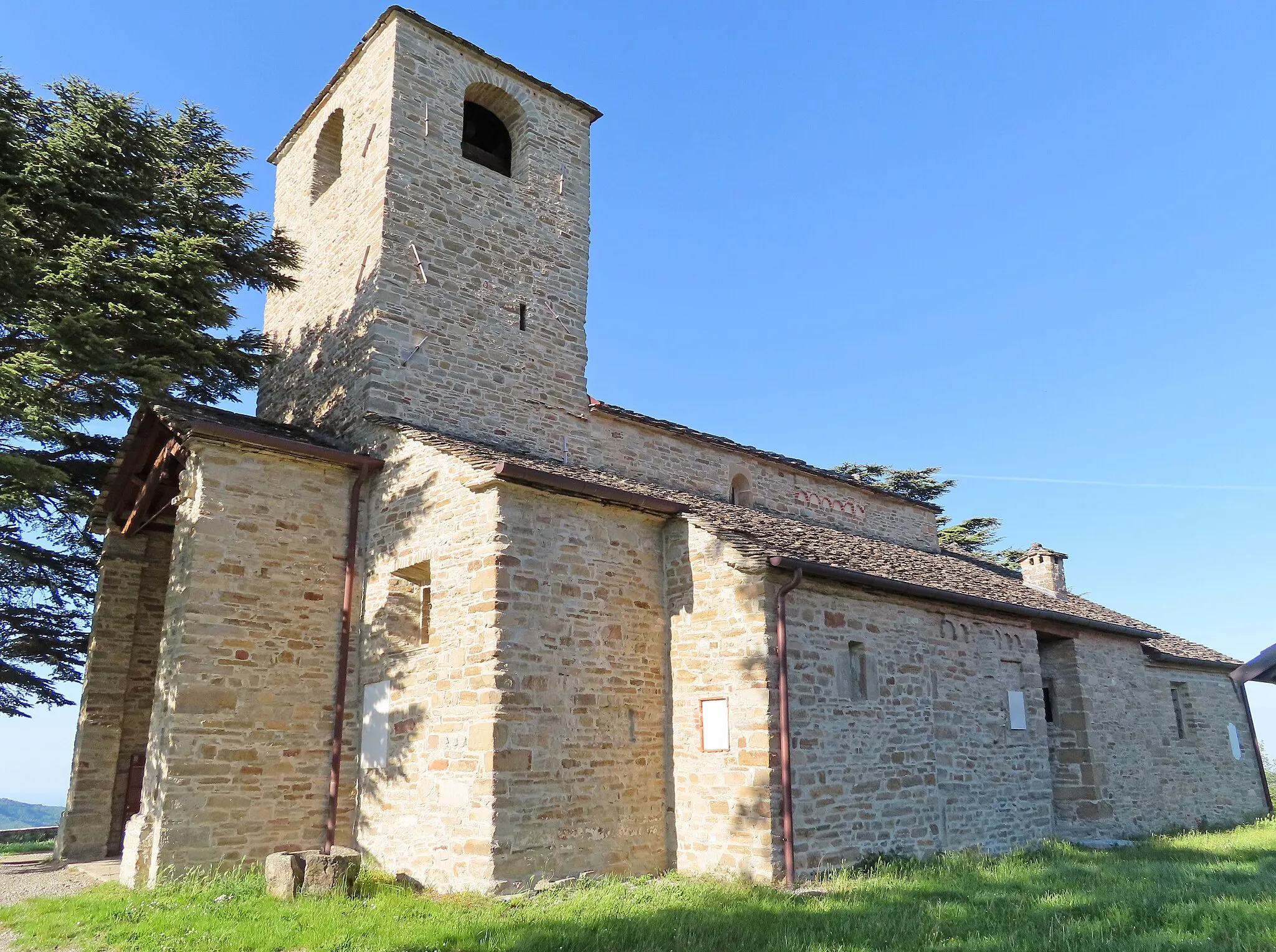 Photo showing: Facciata e lato sud della pieve di San Pietro