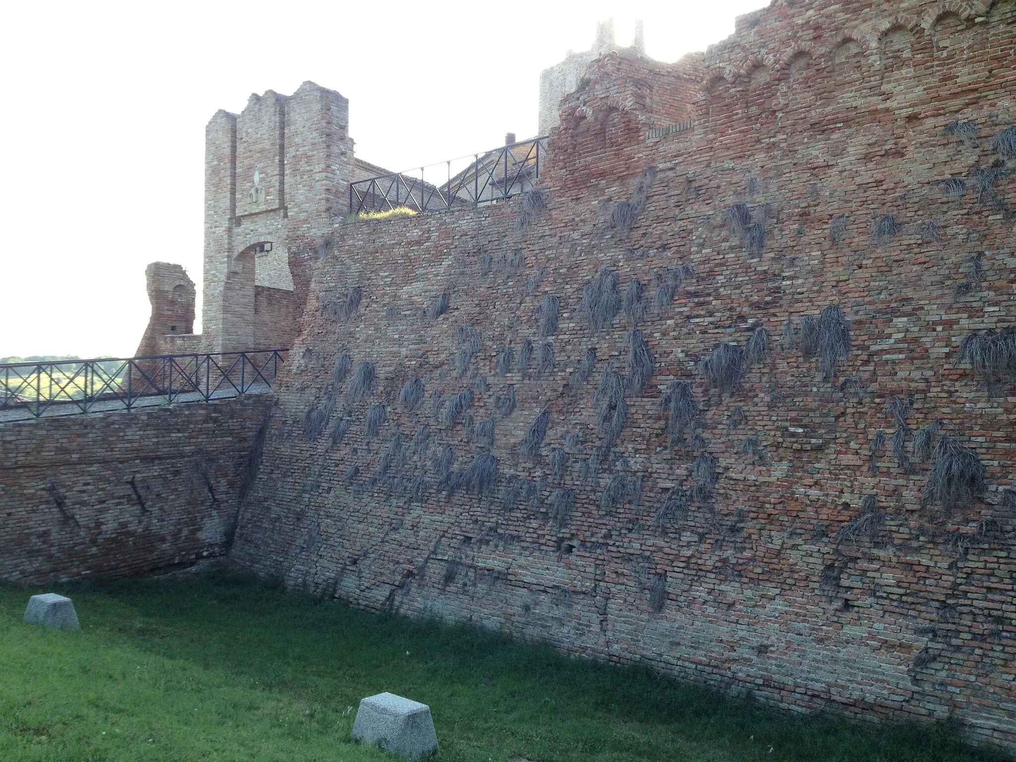 Photo showing: Mura castello di Coriano