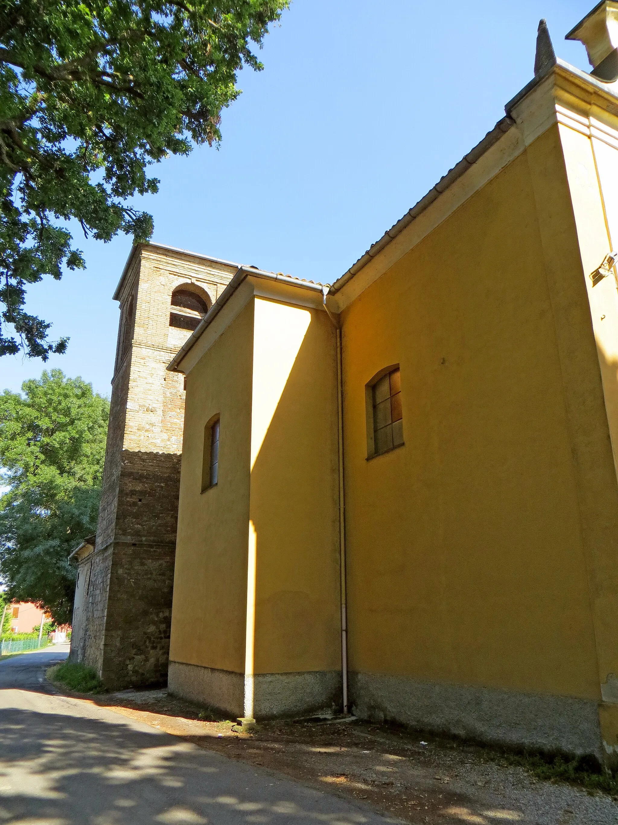 Photo showing: Chiesa di San Giovanni Evangelista (Vigolante, Parma) - lato nord e campanile