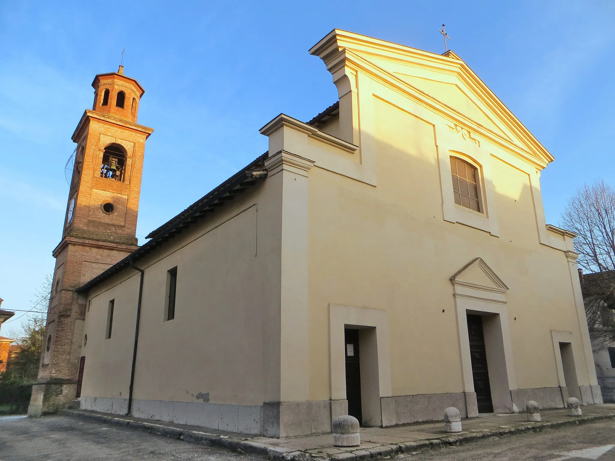 Photo showing: Facciata e lato nord della pieve di San Pancrazio