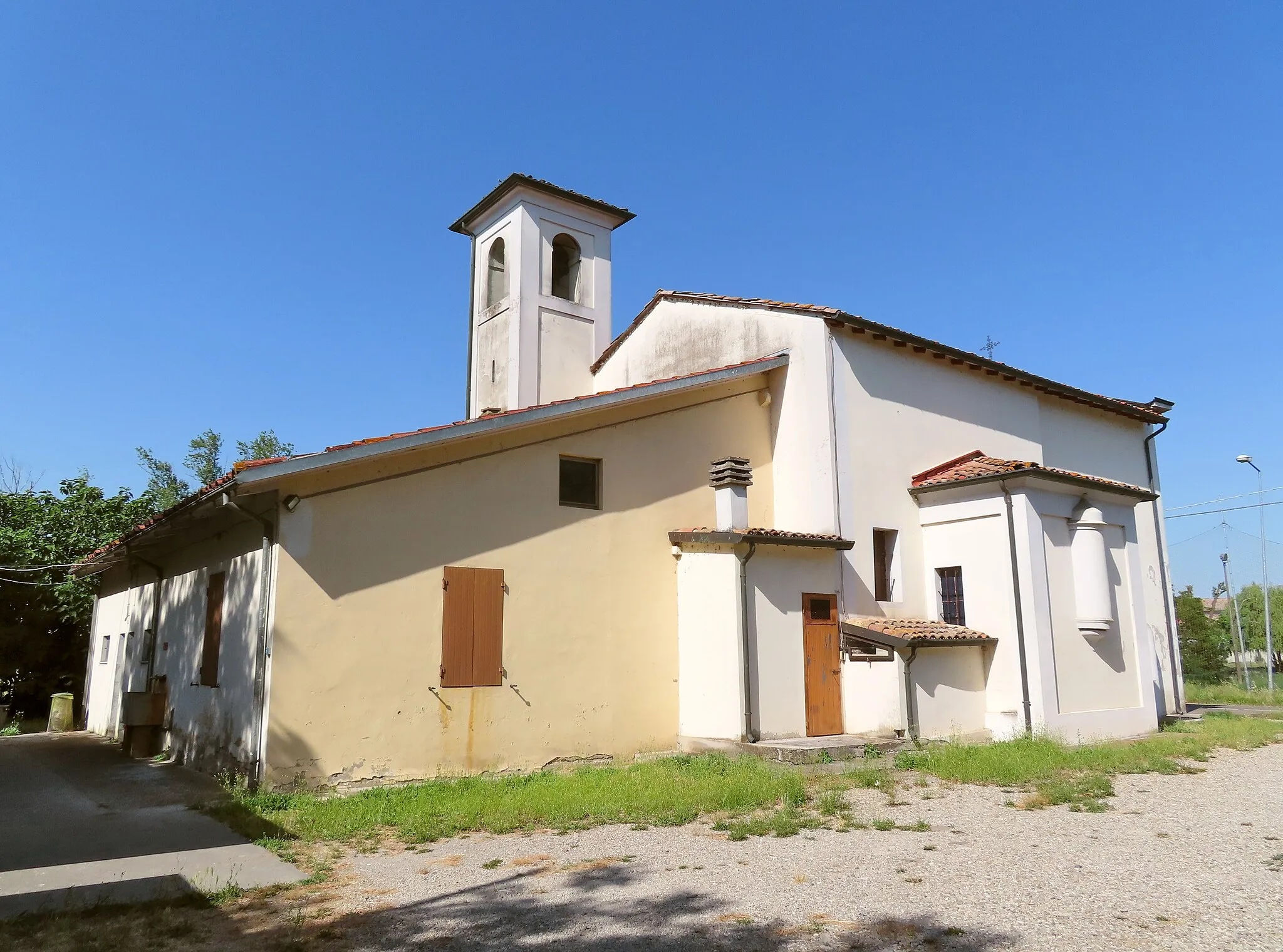 Photo showing: Retro e lato sud della chiesa di San Michele Arcangelo