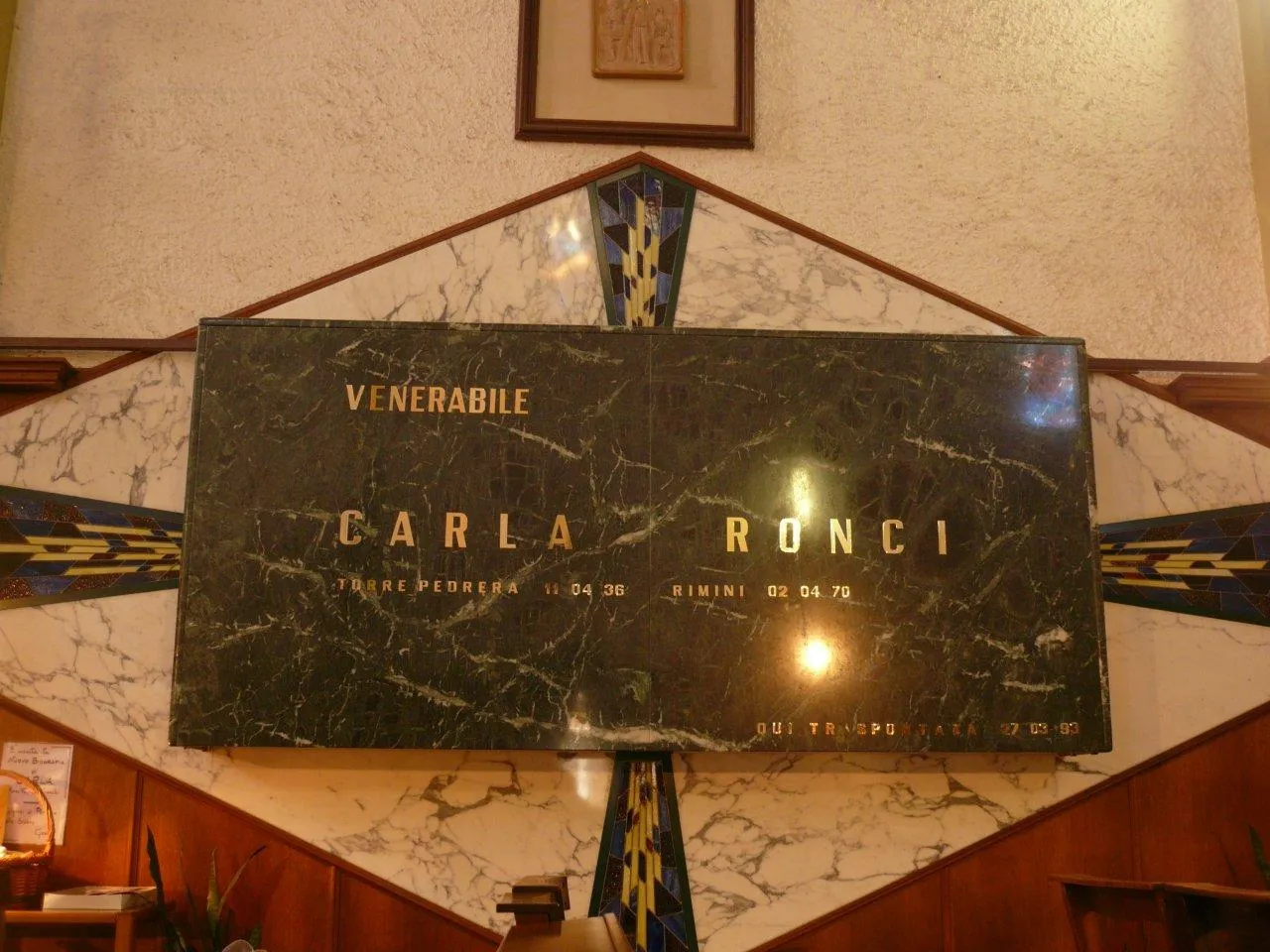 Photo showing: Grabstein der Ehrwürdigen Carla Ronci in der Pfarrkirche zu Torre Pedrera