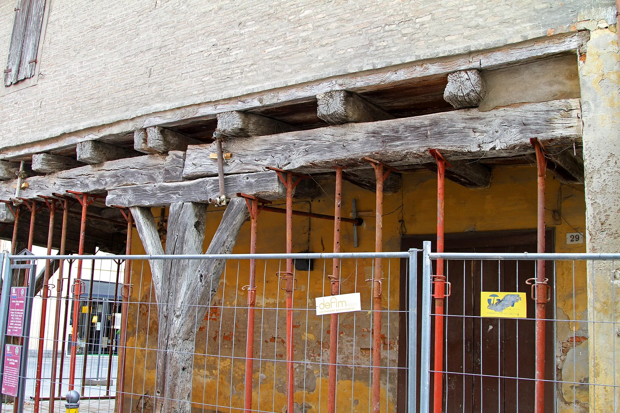 Photo showing: Pieve di Cento tre mesi dopo il terremoto: la casa duecentesca degli Anziani