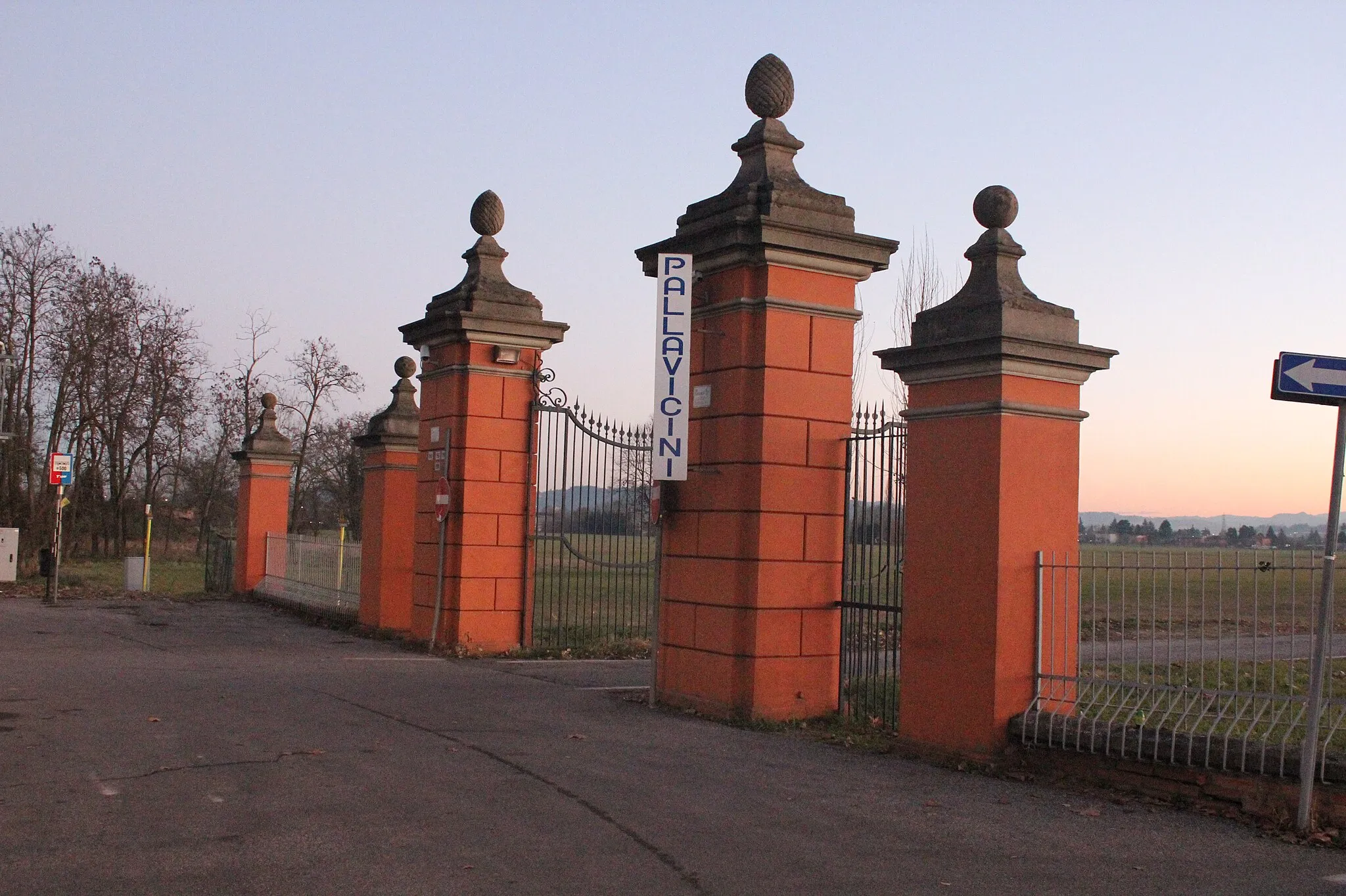 Photo showing: Cancello di ingresso del viale della Villa Pallavicini a Borgo Panigale, Bologna, Italy