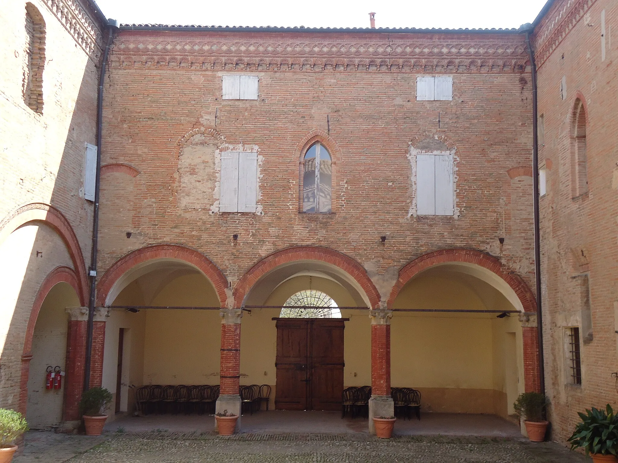 Photo showing: Interno del cortile della Rocca Isolani facente parte del complesso Isolani presso Minerbio (BO), Italia