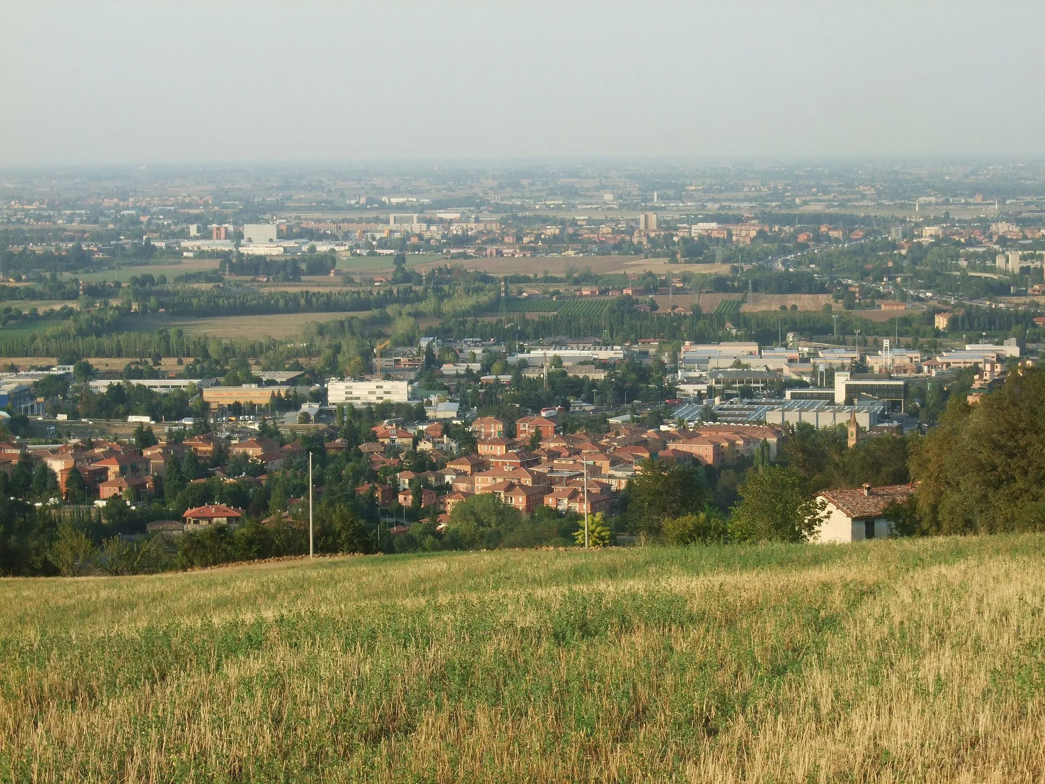 Photo showing: Foto della frazione Ceretolo vista dalle colline a sud