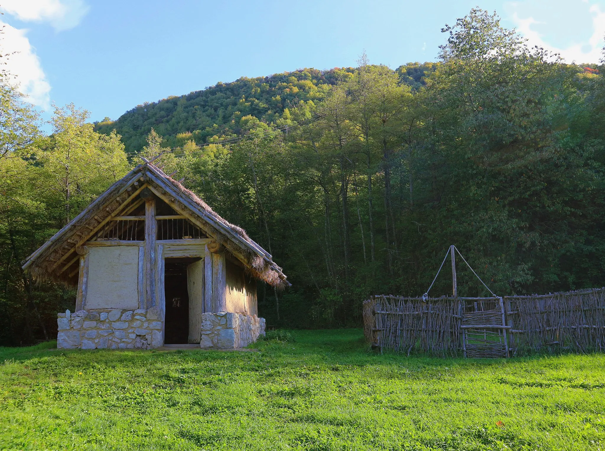 Photo showing: Etruscan hut replica, rebuilt in an area where this civilisation lived between the 6th and the 4th century B.C. -  Montese, Italy