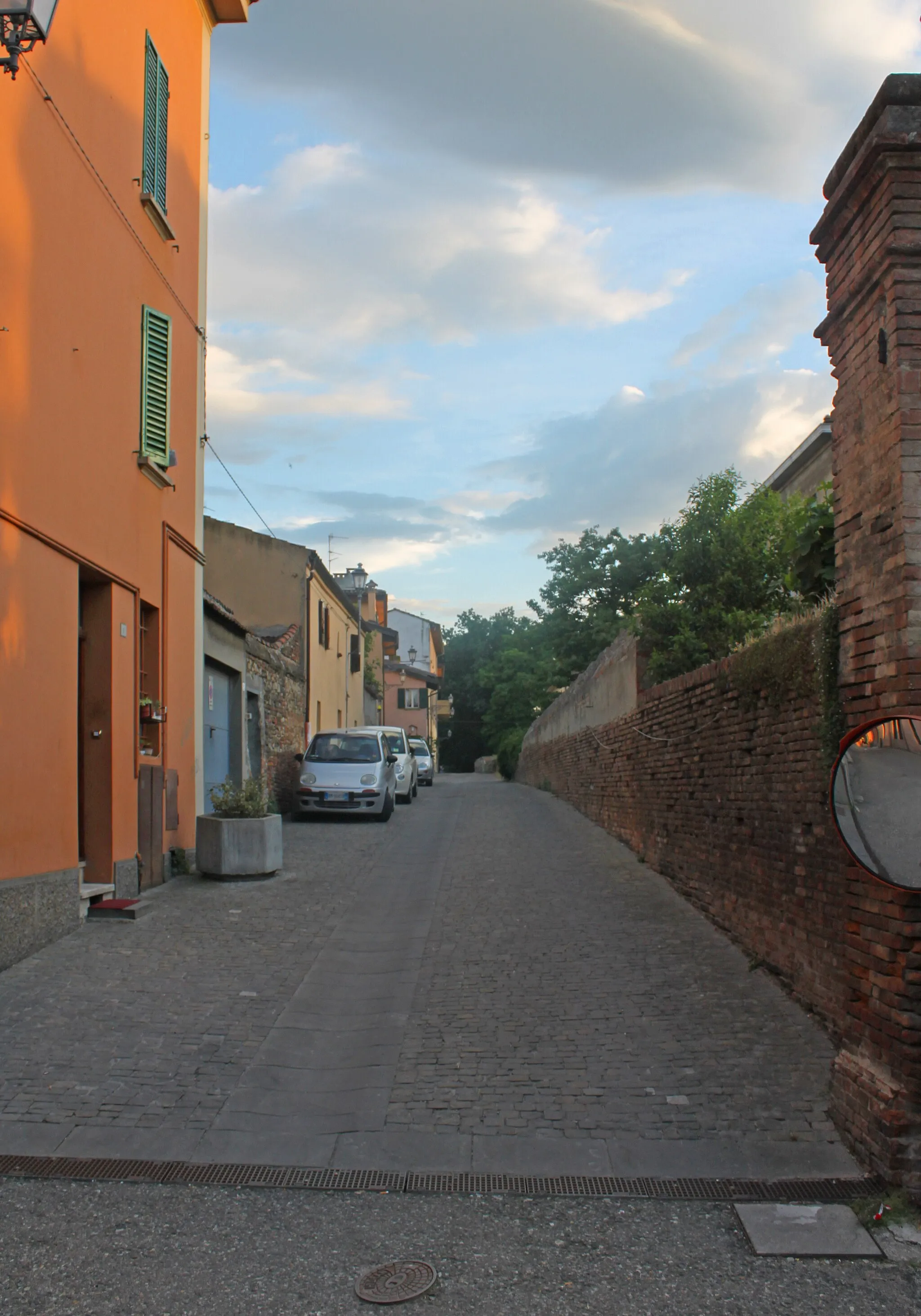 Photo showing: Spalto delle mura di Castel San Pietro