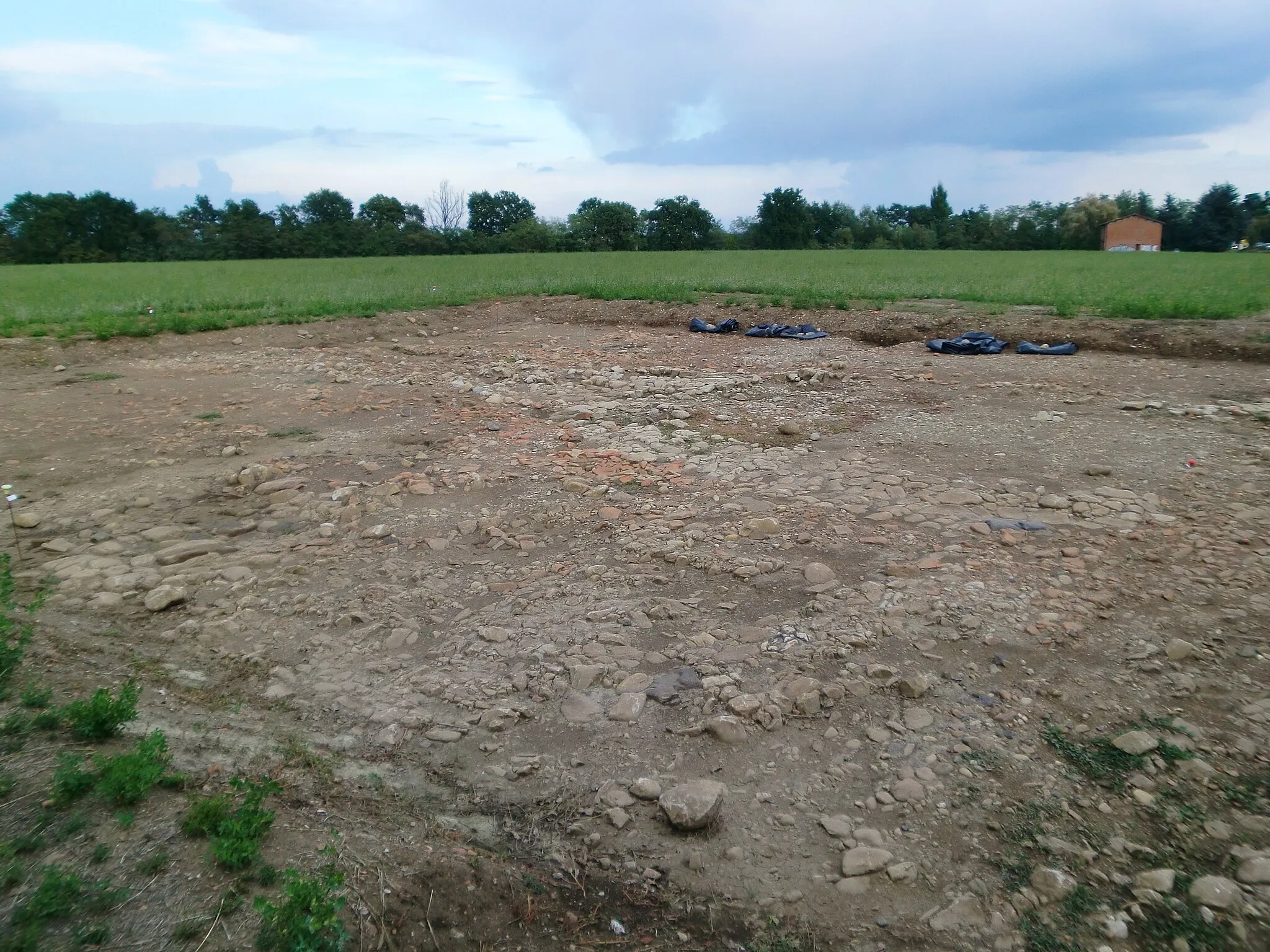 Photo showing: The excavations of the probable location of the forum of the Roman city of Claterna, near Ozzano dell'Emilia, at the crossroad between ancient via Aemilia and the Cardo Maximo.