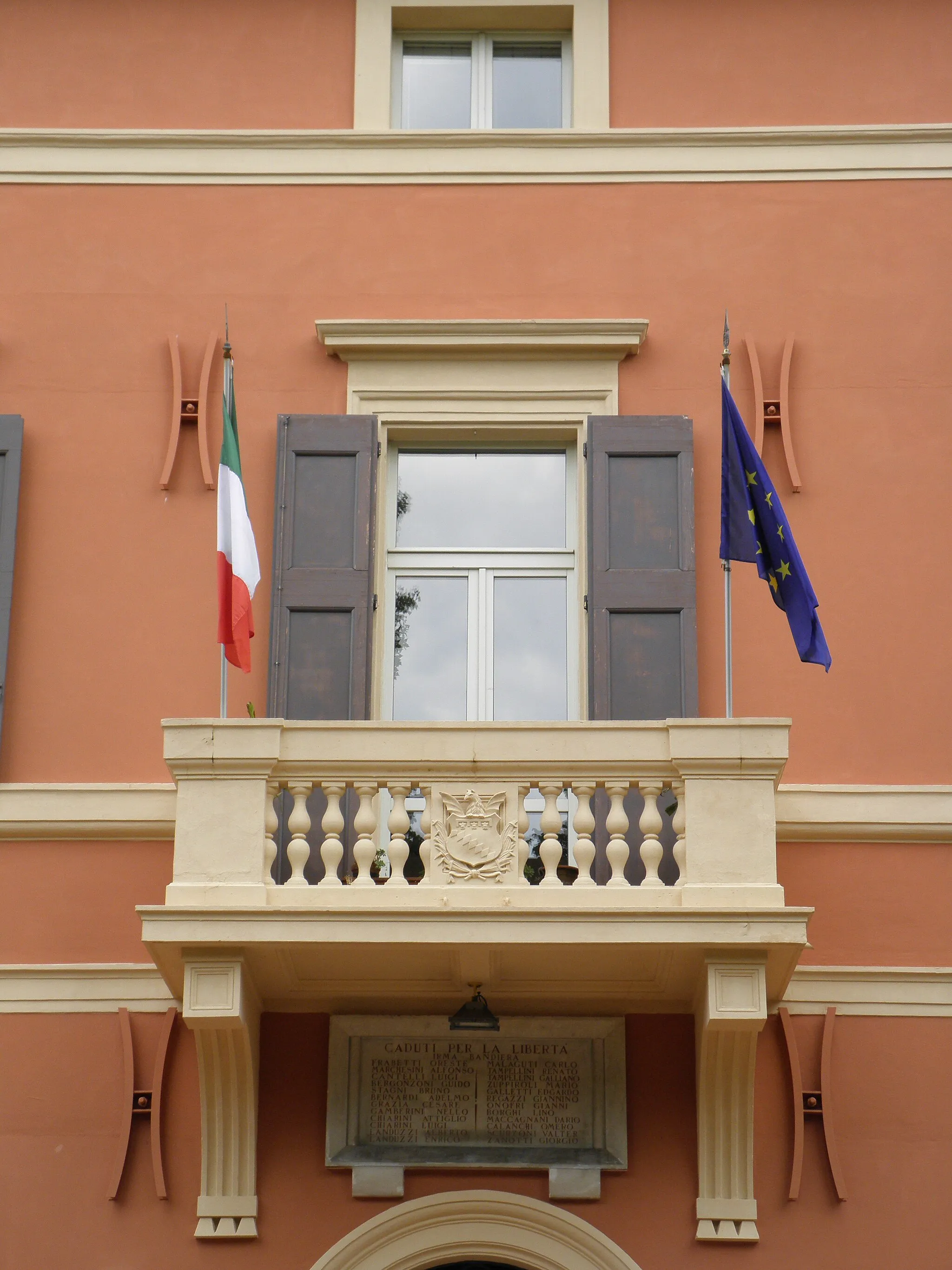 Photo showing: Arglato, balcone posto sulla facciata dell'edificio che ospita il municipio.