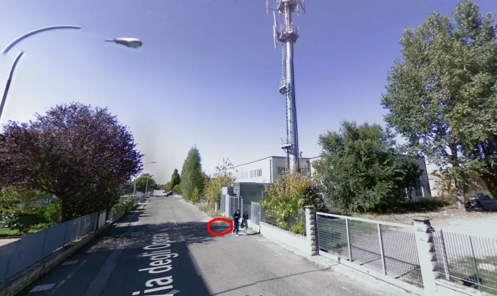 Photo showing: This fire-fighting facility can be inspected and edited within OsmHydrant (show).

English | français | +/−