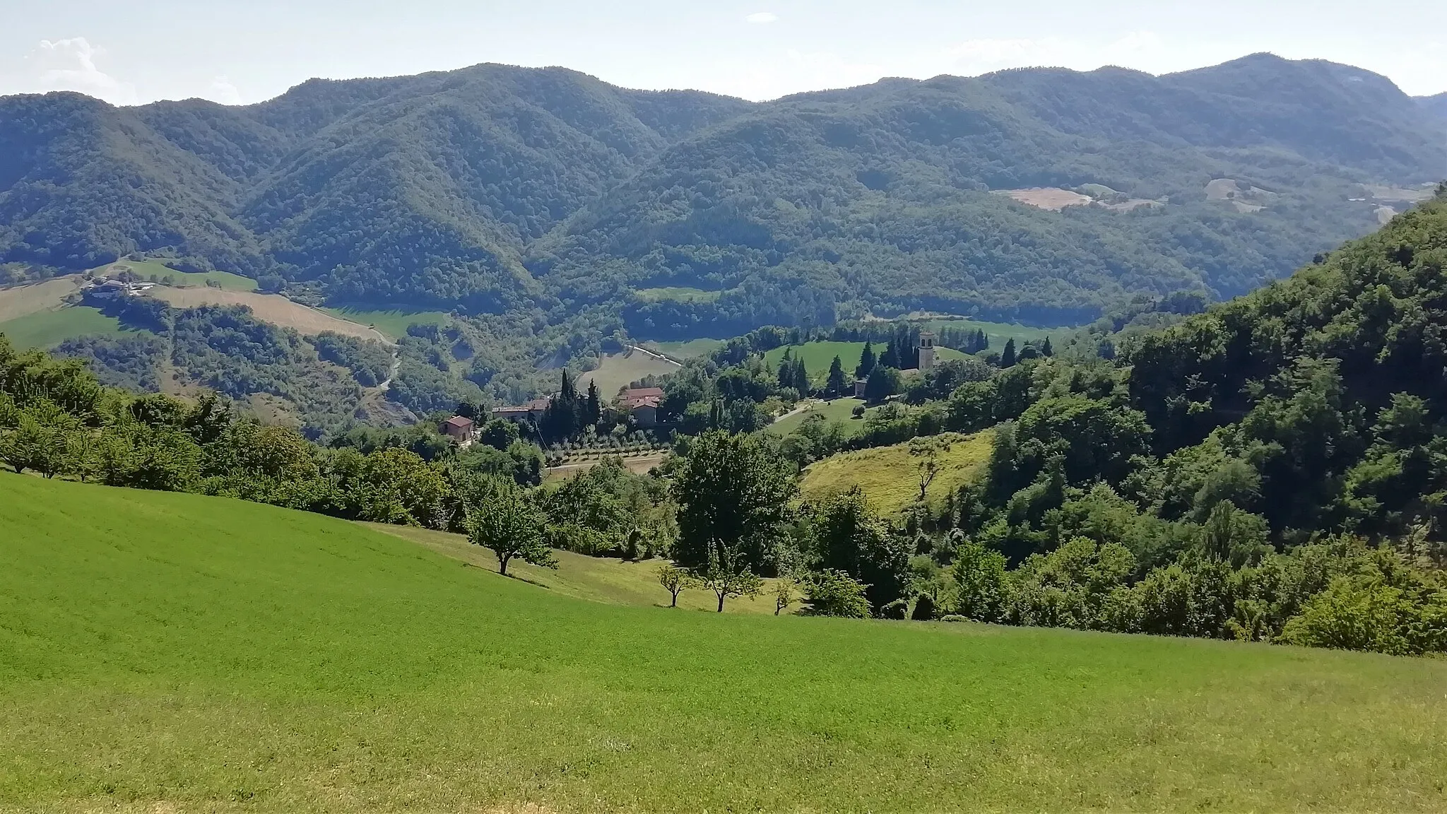 Photo showing: panorama di Montasico, Marzabotto (BO), visto dalla strada per Lago di Montasico