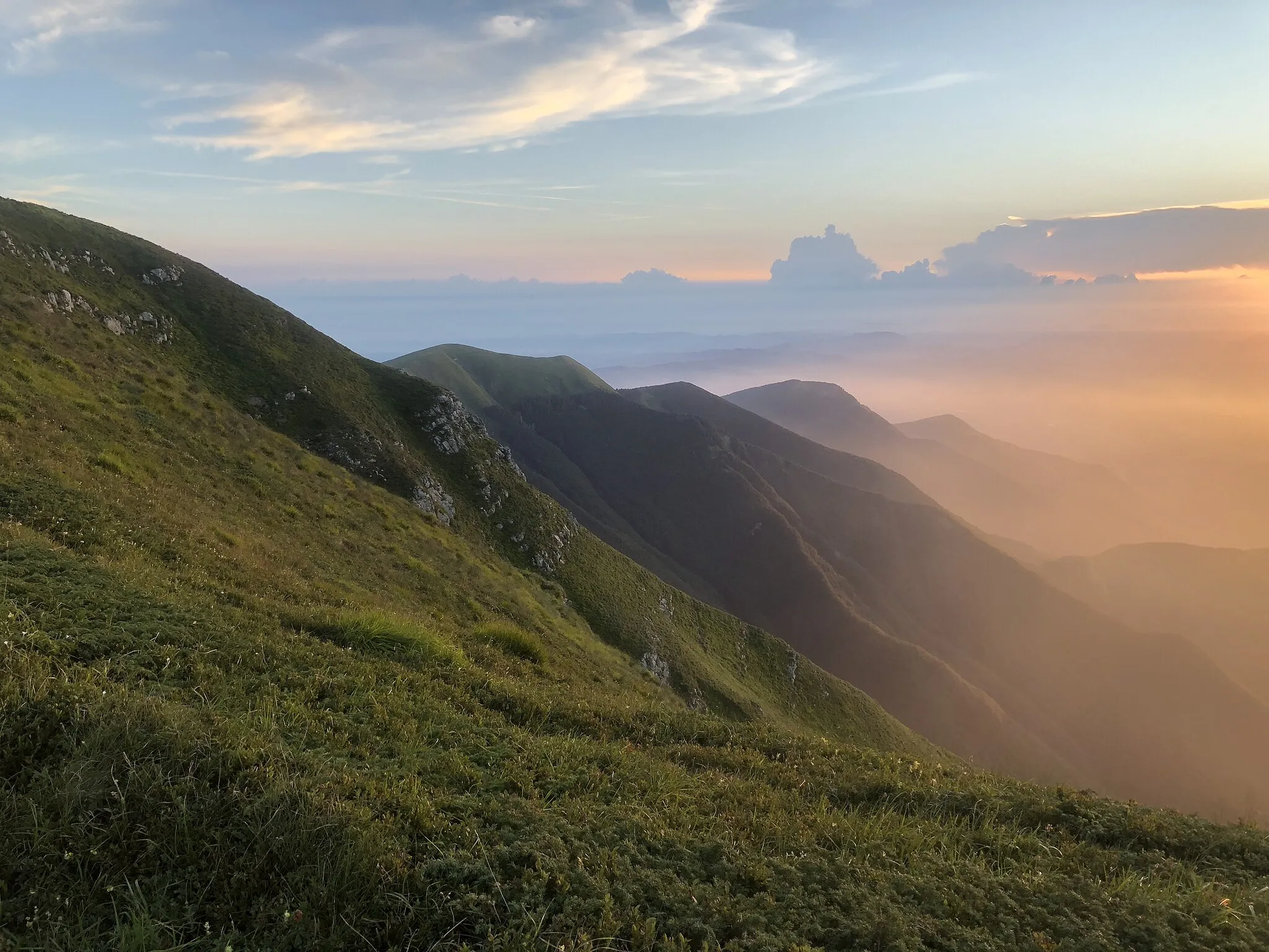 Photo showing: Immagine di un'alba estiva nel Parco Regionale del Corno alle Scale, in Emilia Romagna, durante una escursione guidata