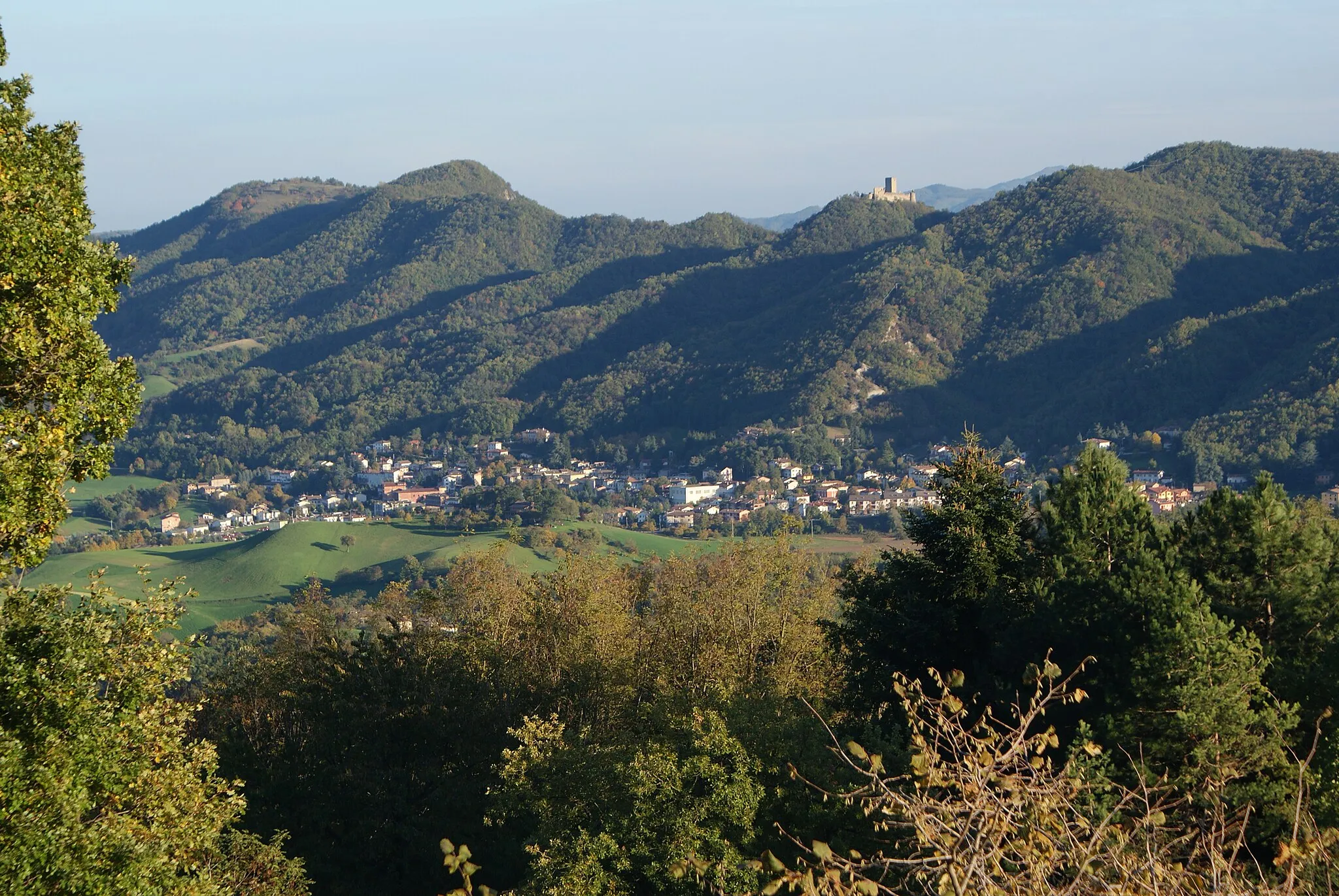 Photo showing: Carpineti, Province of Reggio Emilia, Appennino reggiano, Italy
On the top of the hill is the middle - ages castle of Carpineti