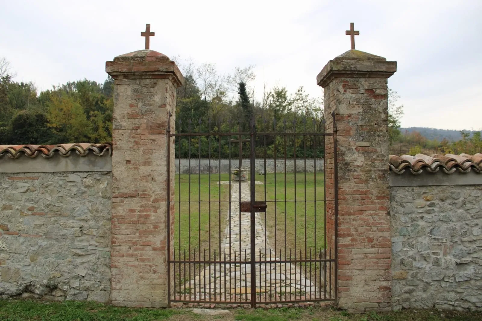 Photo showing: cancello cimitero ventoso