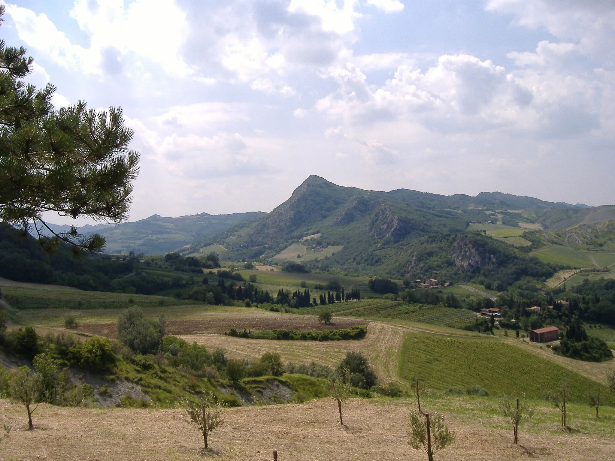 Photo showing: Monte Mauro nella Vena del Gesso Romagnola