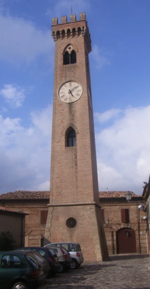 Photo showing: La urba turo (sonorilturo) en Santarcangelo di Romagna, konstruita en 1893, 24 metrojn alta. Ornamas ĝin fera figuro de ĉefanĝelo Mikaelo, kiu jam ornamis antaŭan turon, falintan.
Foto el 2007.