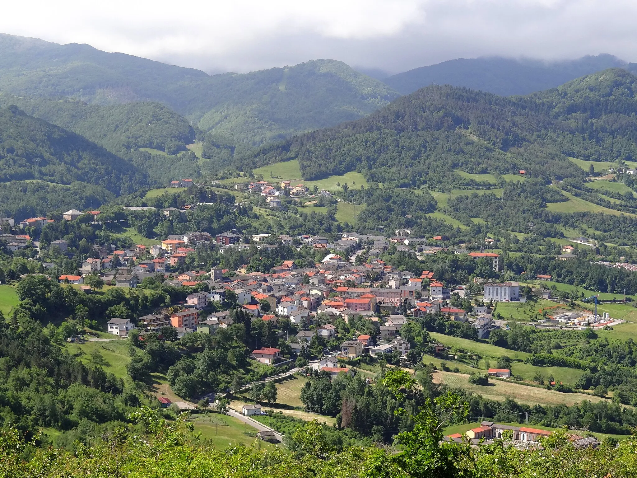 Photo showing: Berceto as seen from the Via Francigena walking trail, approaching the town from the north.