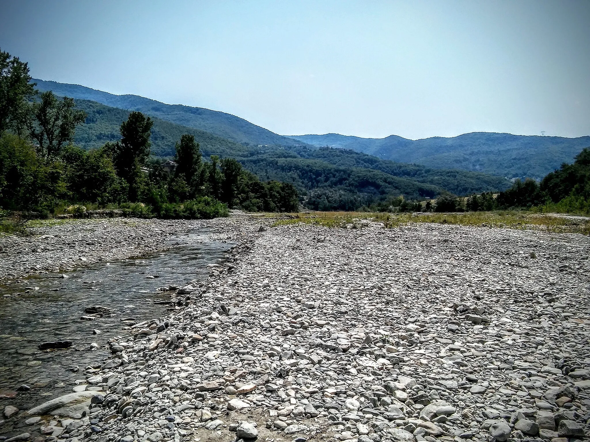 Photo showing: Il torrente Baganza all'altezza di Marzolara verso monte (Calestano)