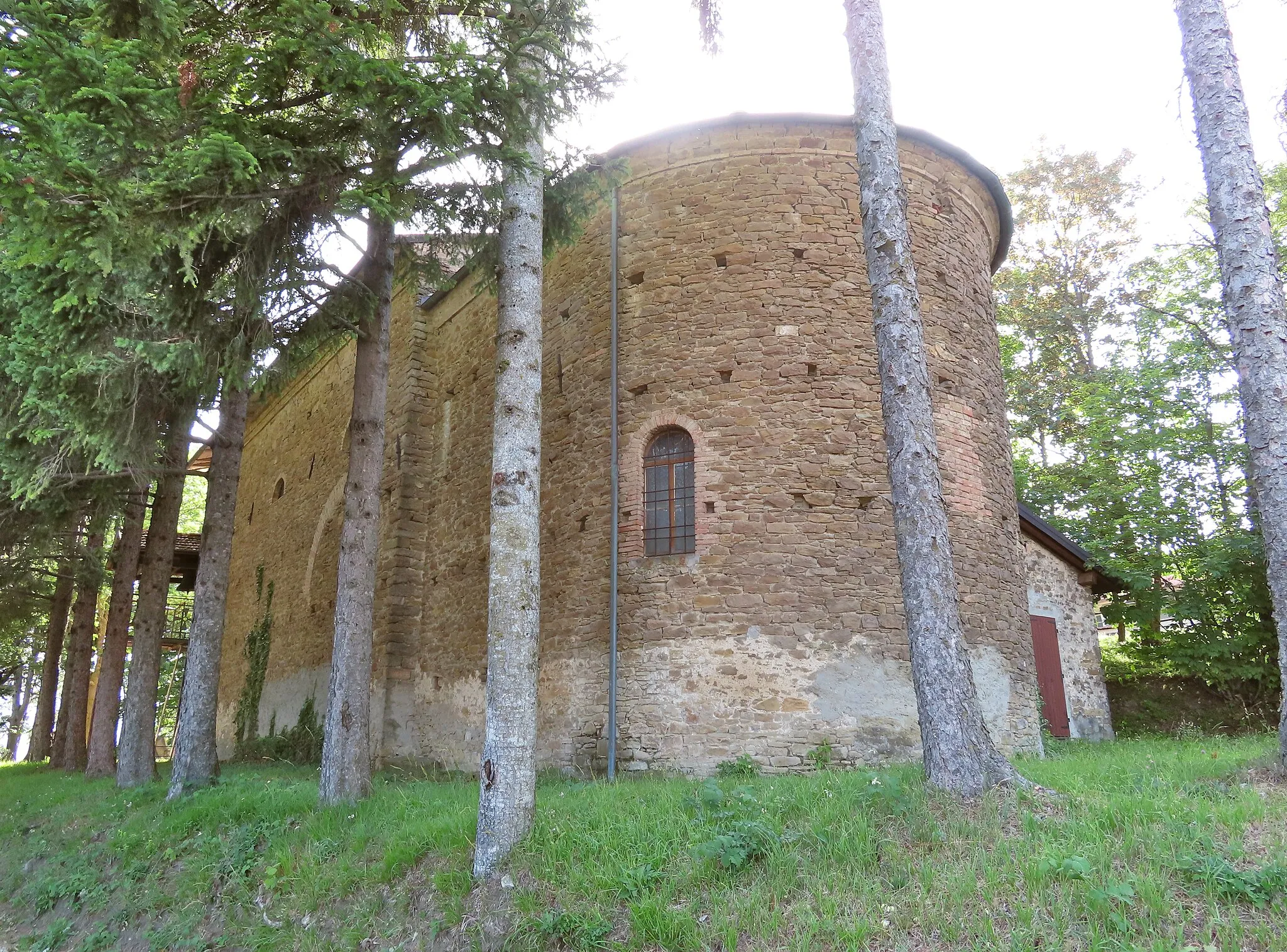 Photo showing: Abside e lato sud-est della chiesa di San Bartolomeo