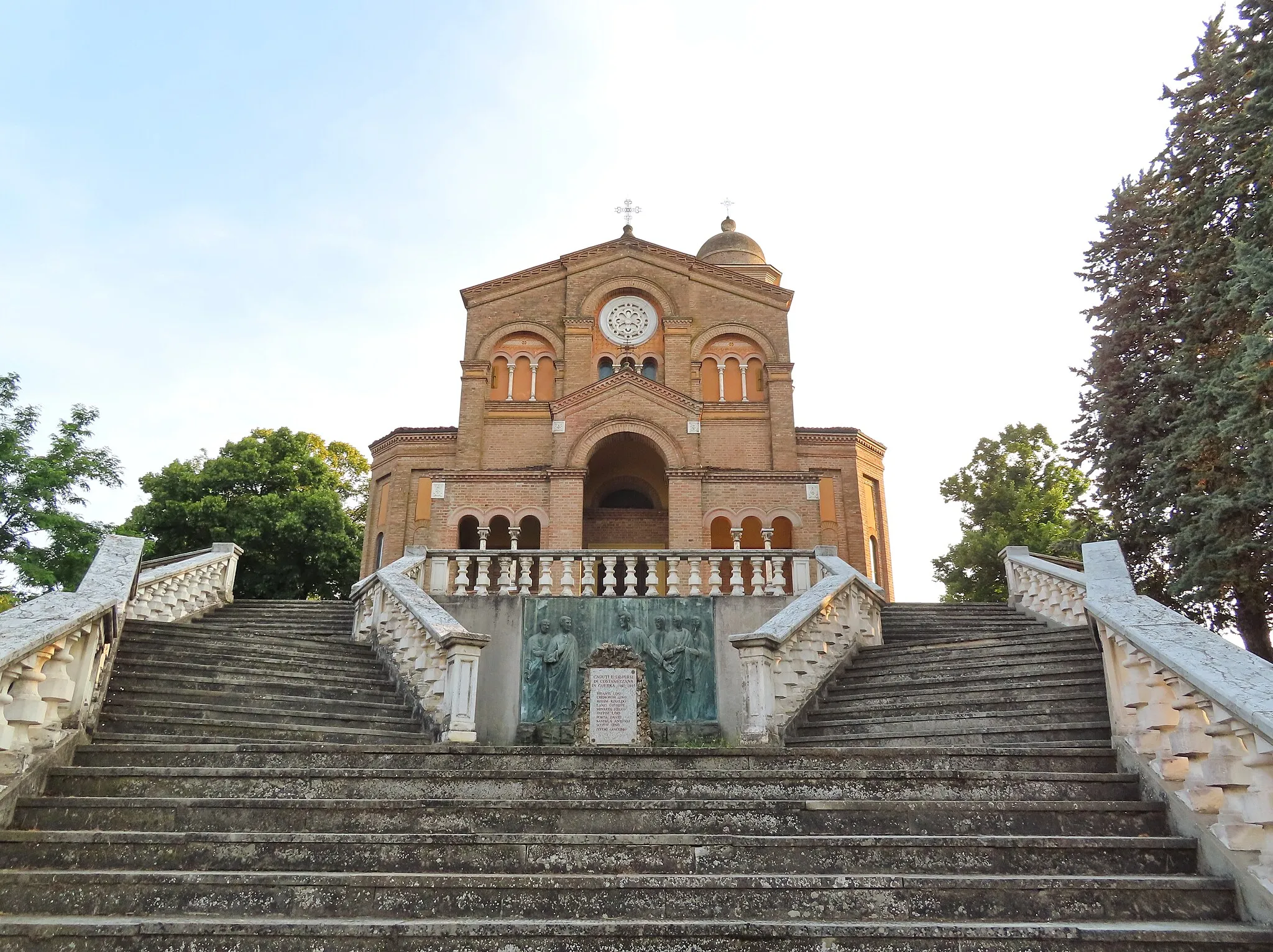 Photo showing: Facciata della chiesa di San Pietro Apostolo