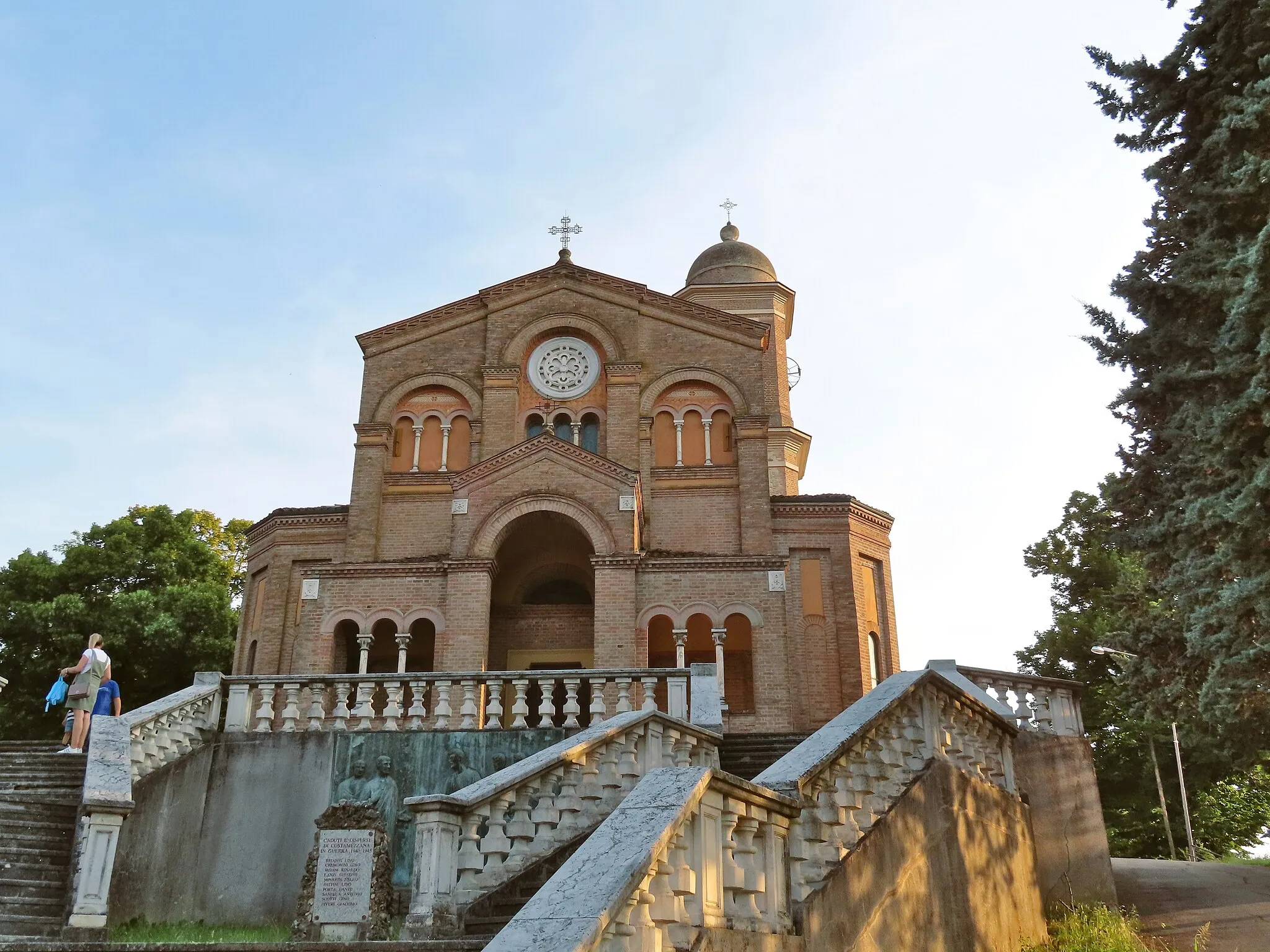 Photo showing: Facciata della chiesa di San Pietro Apostolo