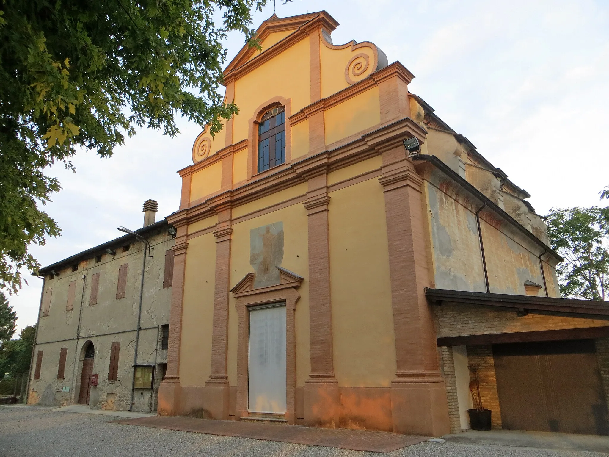 Photo showing: Chiesa dei Santi Giovanni Battista e Lorenzo (Bianconese, Fontevivo) - facciata e lato sud