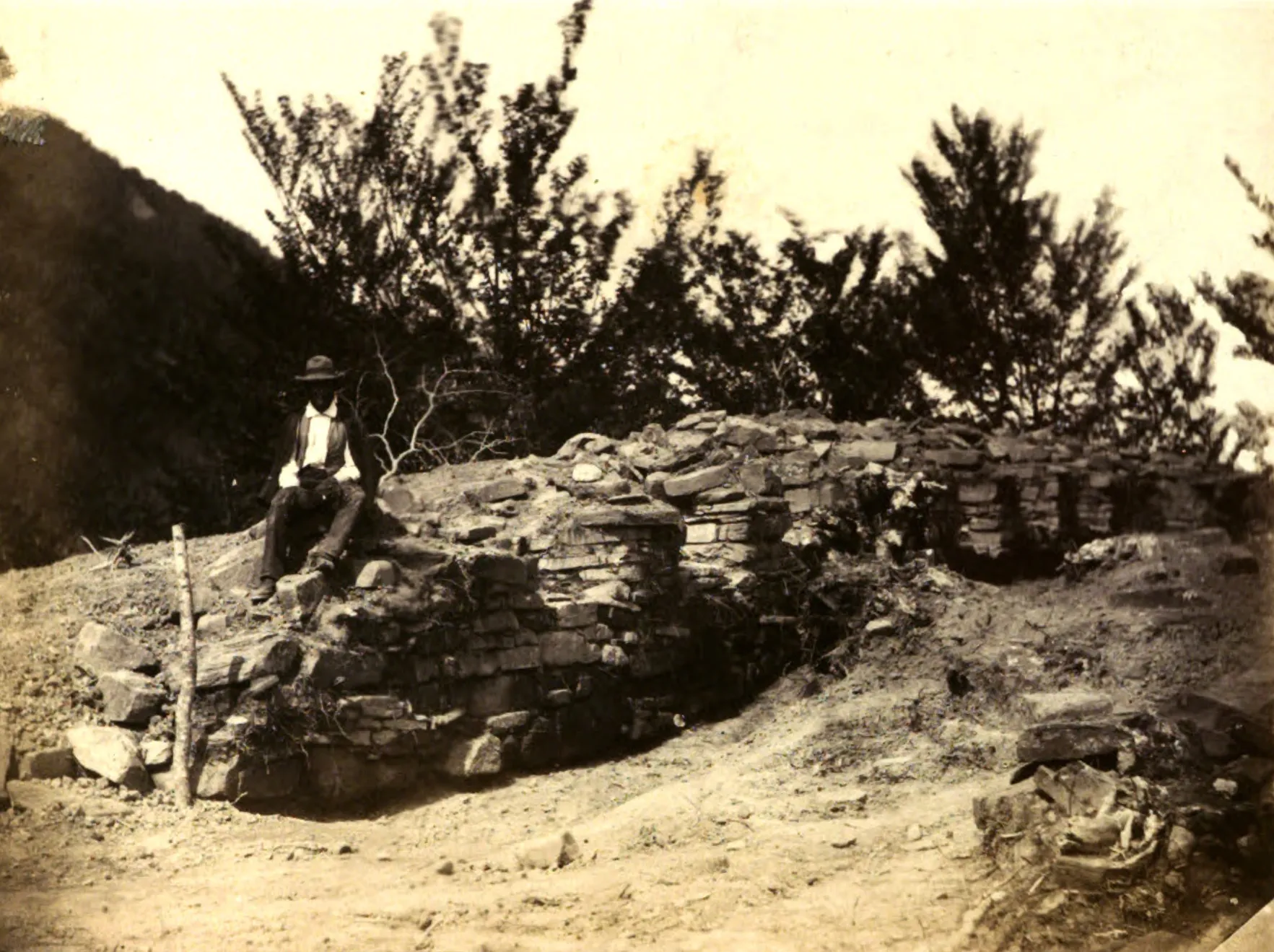 Photo showing: muro di cinta durante gli scavi