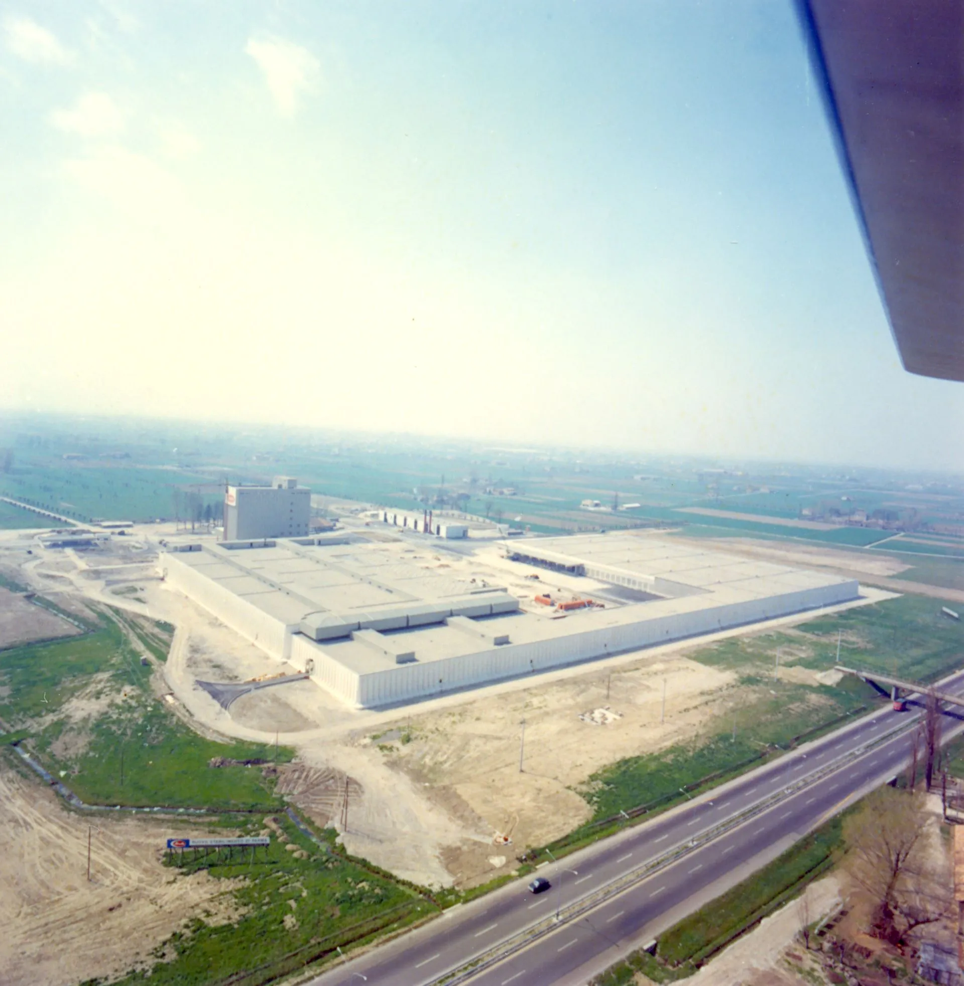 Photo showing: Fotografia aerea dello stabilimento Barilla di Pedrignano al termine dei lavori nel 1970