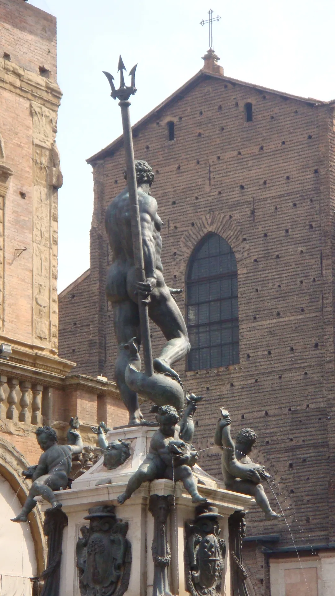 Photo showing: Si narra che il Giambologna volesse realizzare il Nettuno con i genitali più grandi ma la chiesa glielo proibì. Lo scultore però non si arrese, infatti disegnò la statua in maniera che da una particolare angolazione il pollice della mano sinistra tesa del Nettuno sembra spuntare direttamente dal basso ventre, in maniera simile ad un pene eretto. (Fonte Wikipedia)