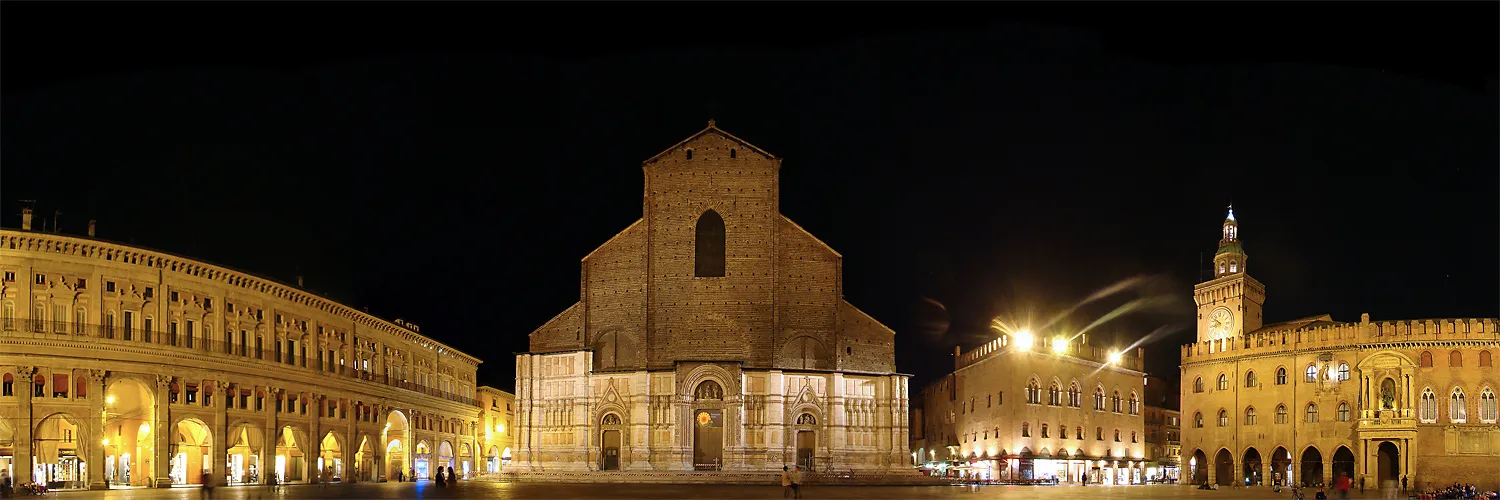 Photo showing: Piazza Maggiore, Bologna, Emilia-Romagna, Italy. South side of square, featuring from left to right: Palazzo dei Banchi, San Petronio Basilica, Palazzo dei Notai, Palazzo d'Accursio (now the Town Hall).