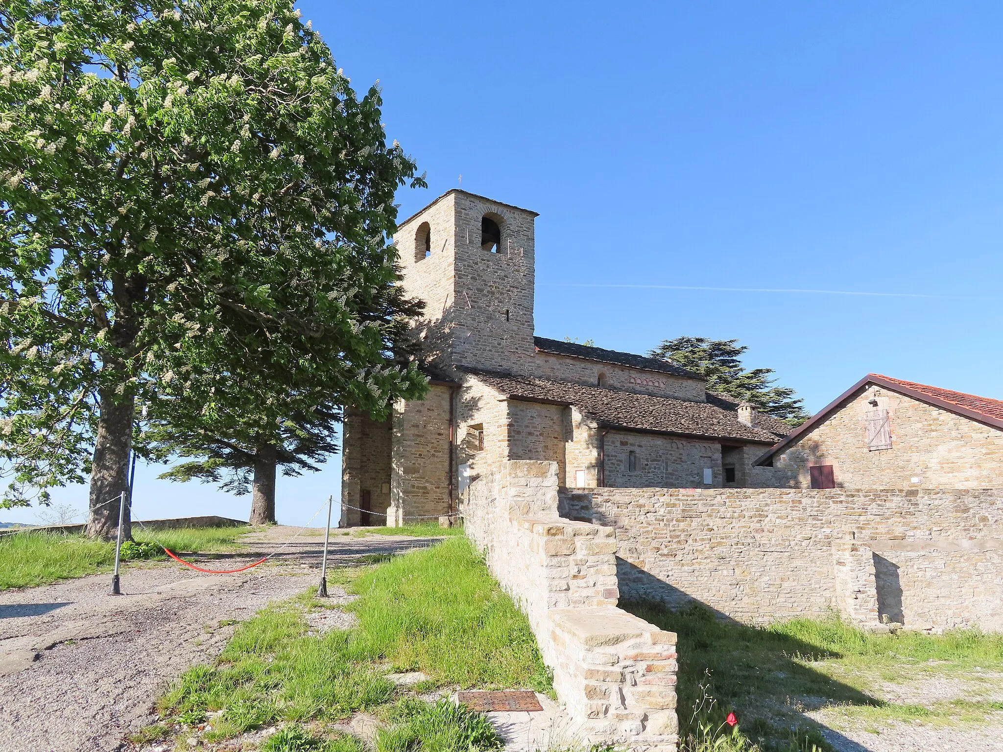 Photo showing: Facciata e lato sud della pieve di San Pietro