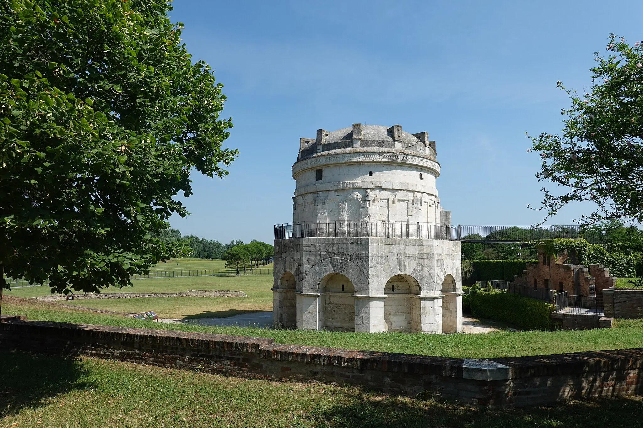 Photo showing: Mausoleum of Theodoric, 520; Ravenna (3)