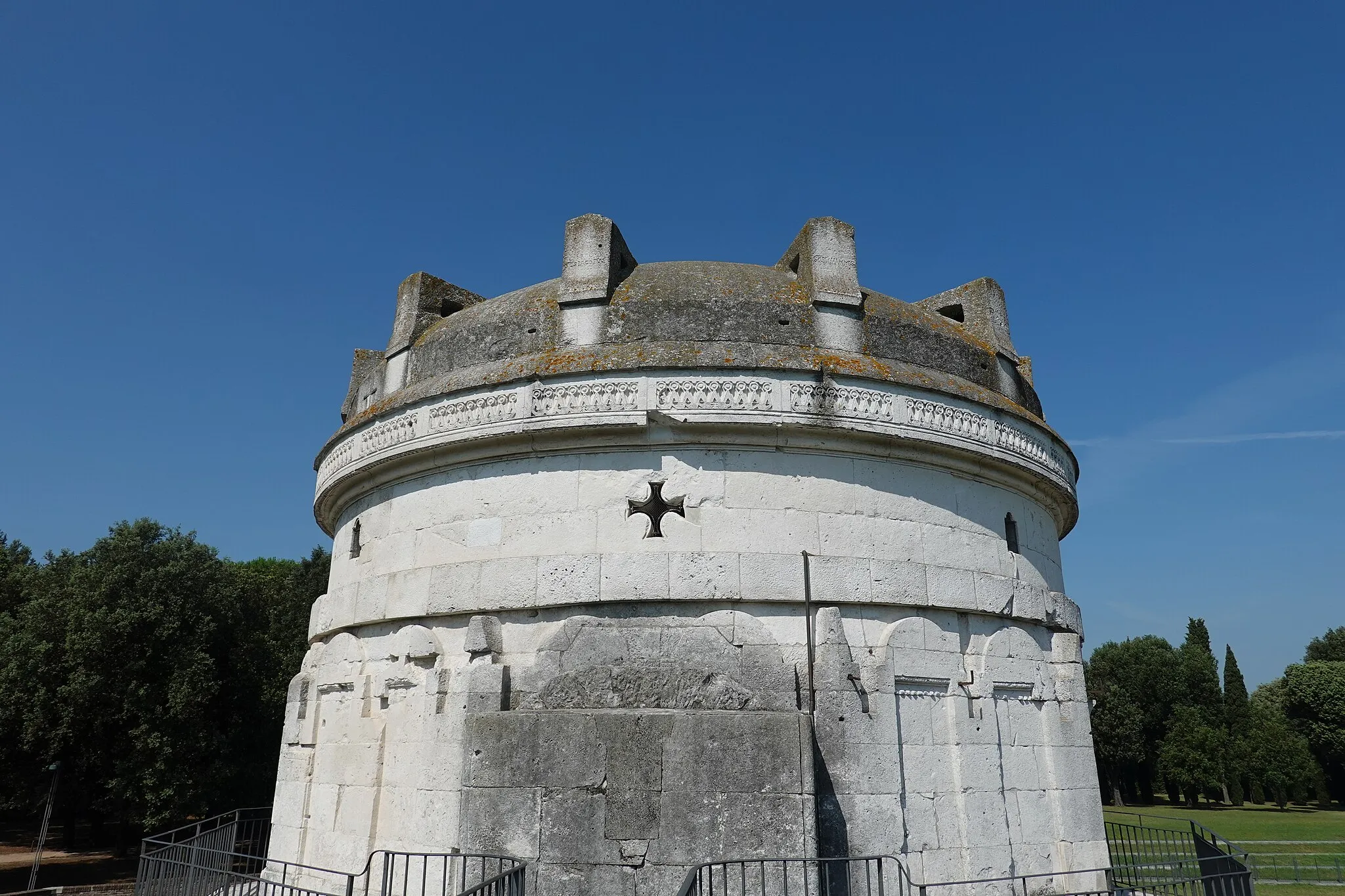 Photo showing: Detail of exterior of Mausoleum of Theodoric, 520; Ravenna (2)