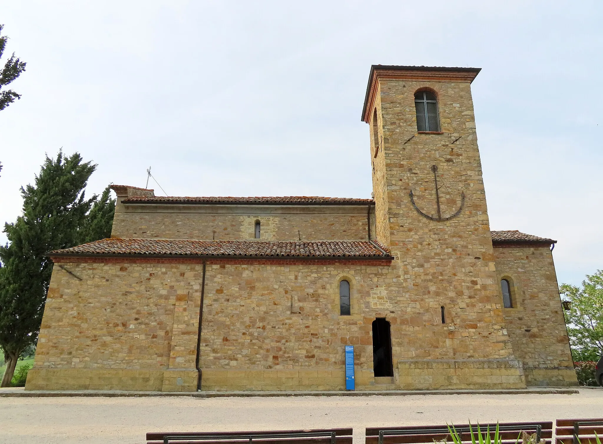 Photo showing: Lato sud della pieve di San Giovanni Battista