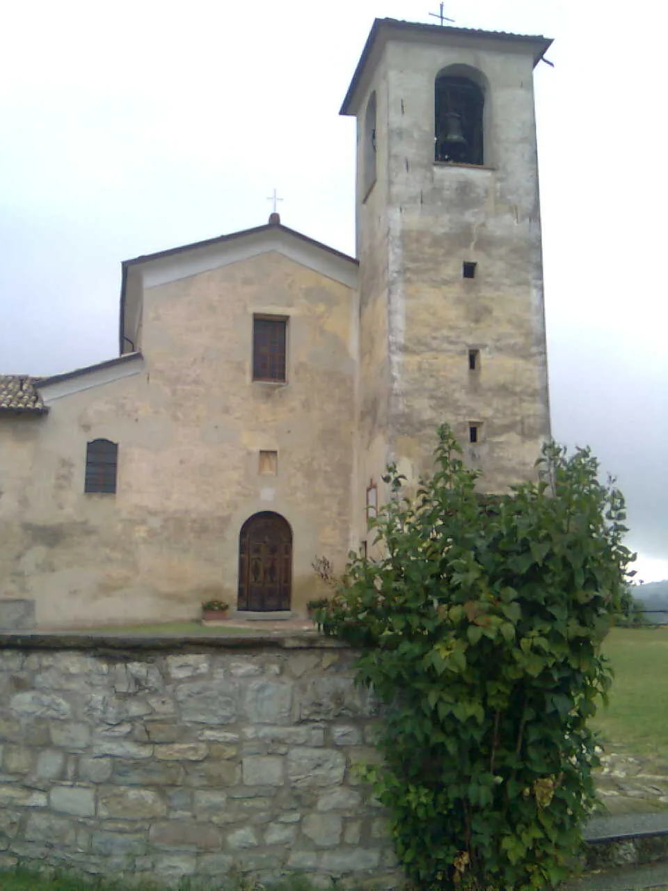 Photo showing: facciata principale della chiesa vecchia di gombio