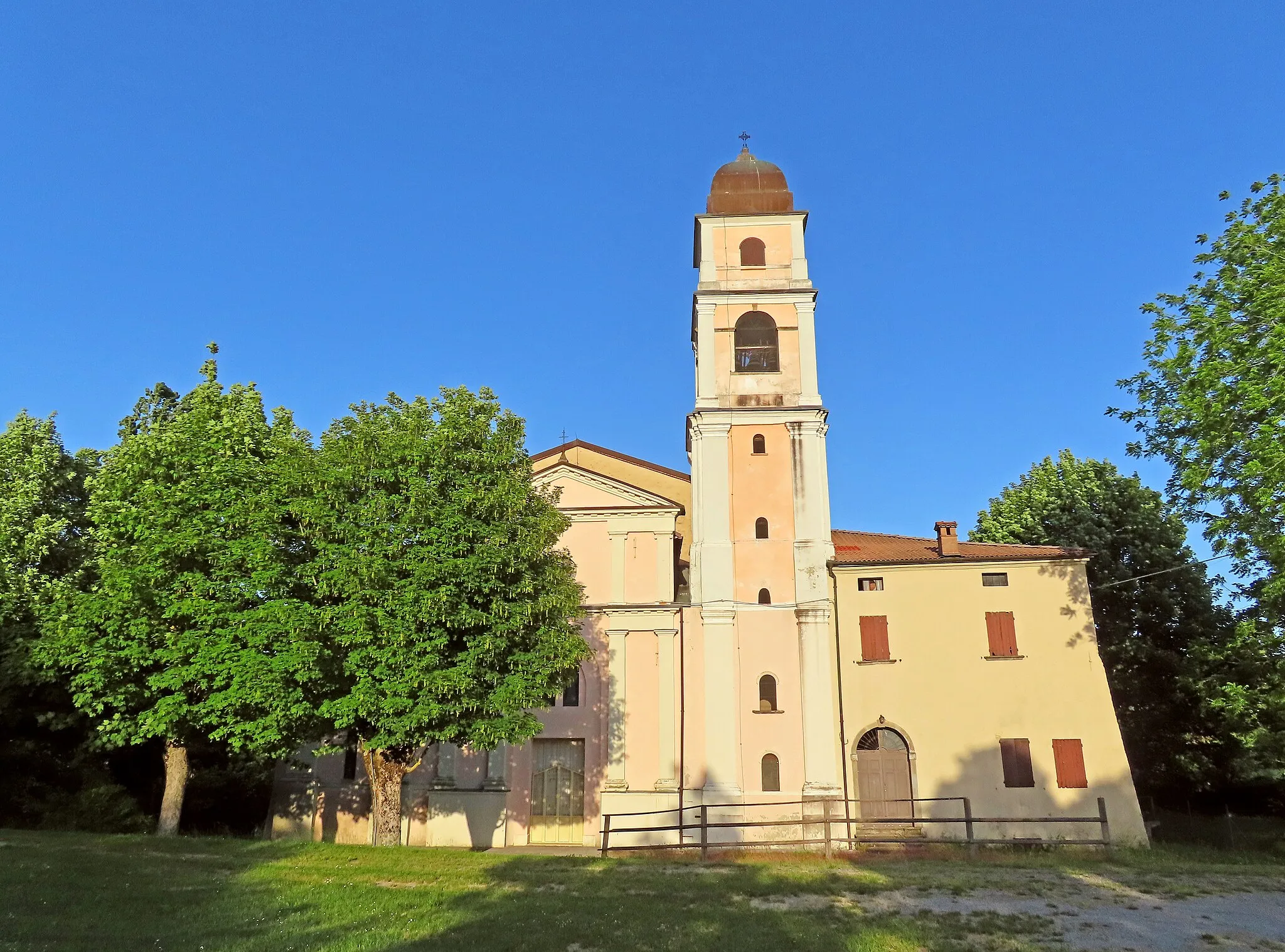 Photo showing: Facciata della chiesa di San Lorenzo