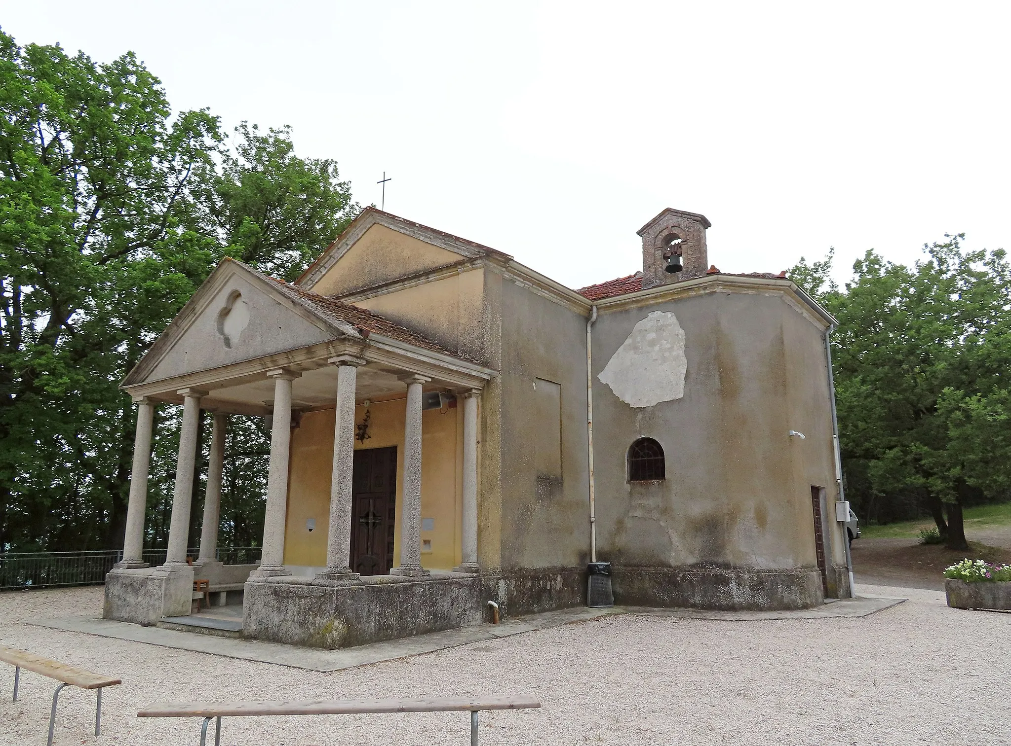Photo showing: Facciata e lato nord del santuario della Madonna delle Grazie di Monte Manolo