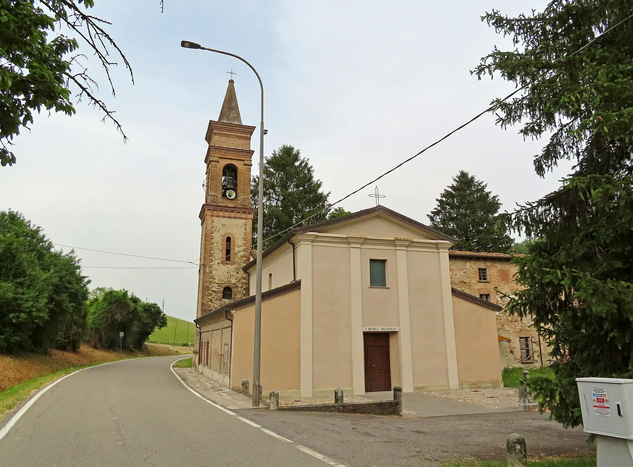 Photo showing: Facciata e lato nord della chiesa di San Michele Arcangelo