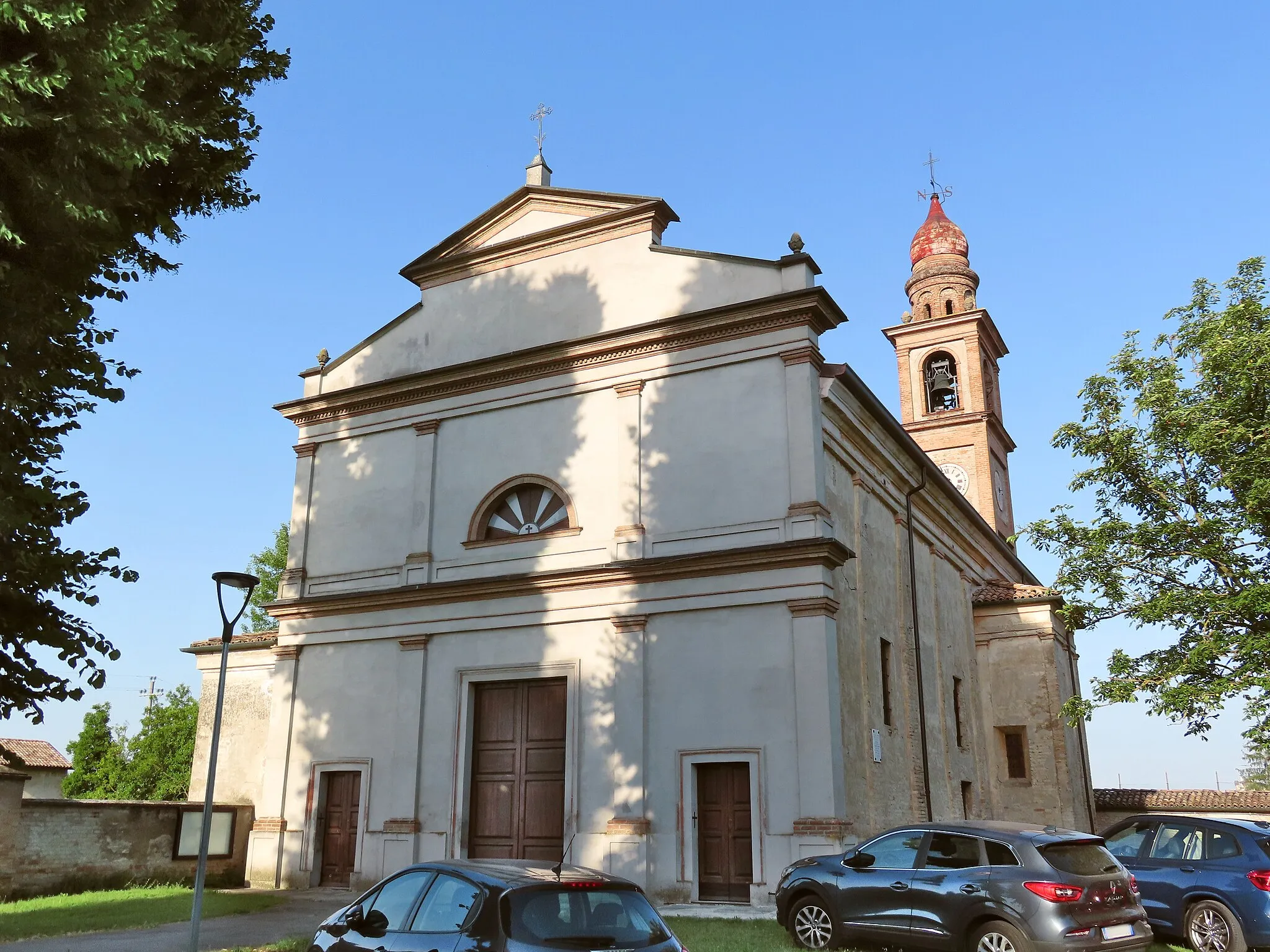 Photo showing: Facciata e lato sud della chiesa di San Giovanni Battista