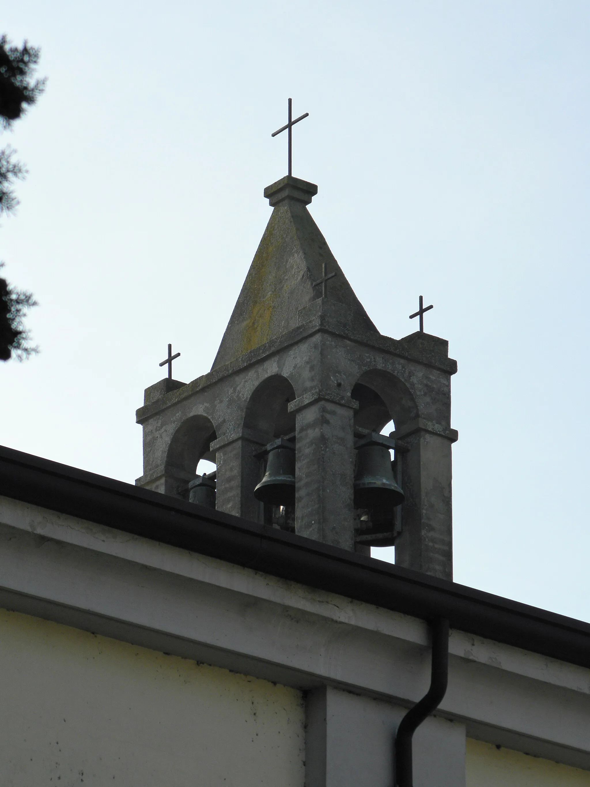 Photo showing: Brazzolo, frazione di Copparo: rivisitazione moderna del classico campanile a vela presente sulla chiesa parrocchiale dei Santi Agata e Gaetano.