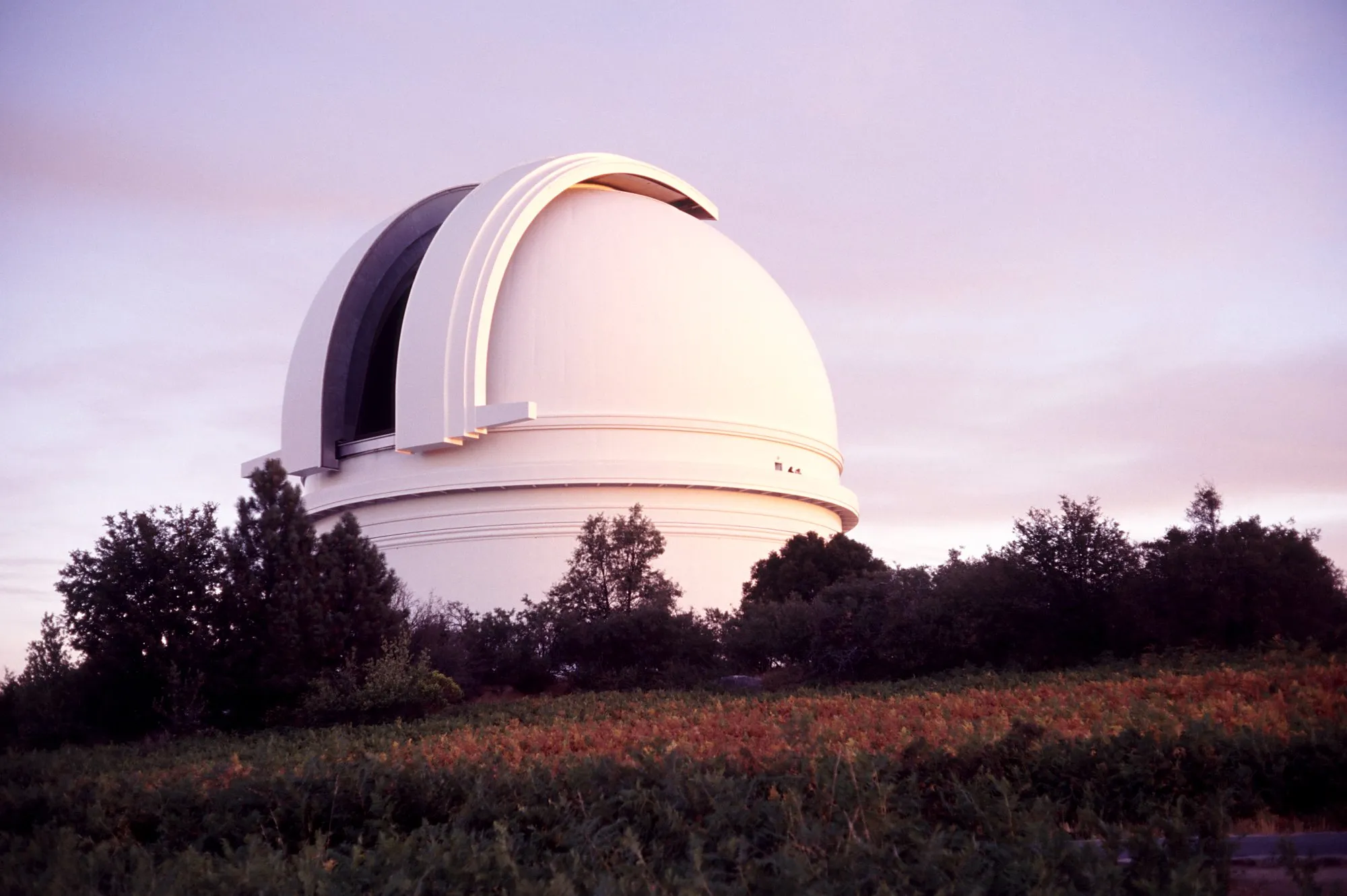 Photo showing: The en:art deco dome of the en:Hale Telescope at en:Palomar Observatory, opening at dusk