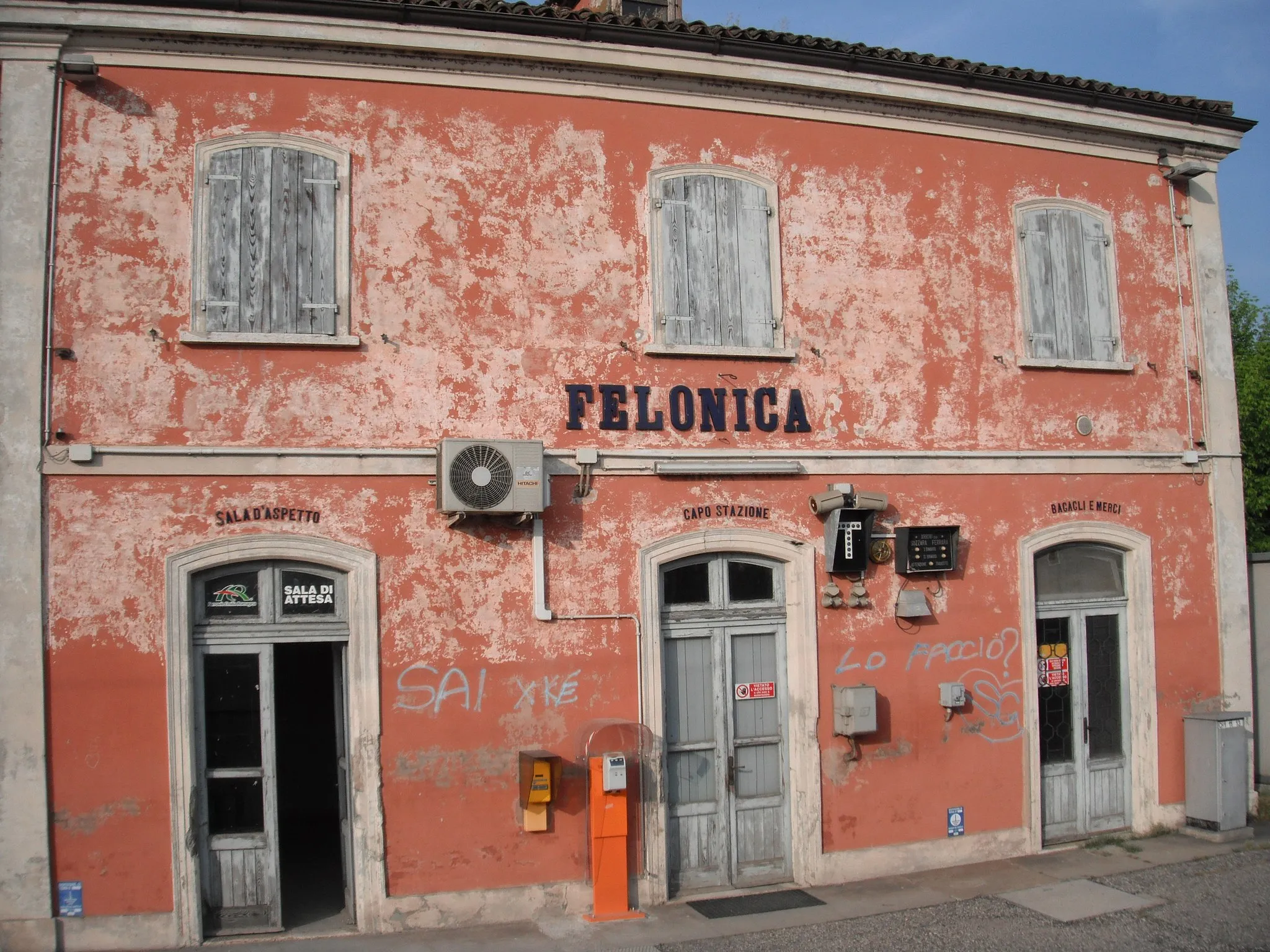 Photo showing: Felonica train station, Mantua province, Italy