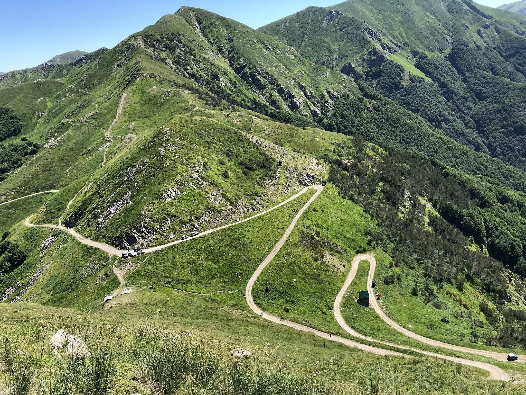 Photo showing: Il passo di Foce a Giovo, in prossimità del quale è visibile il Casello del Guardafili