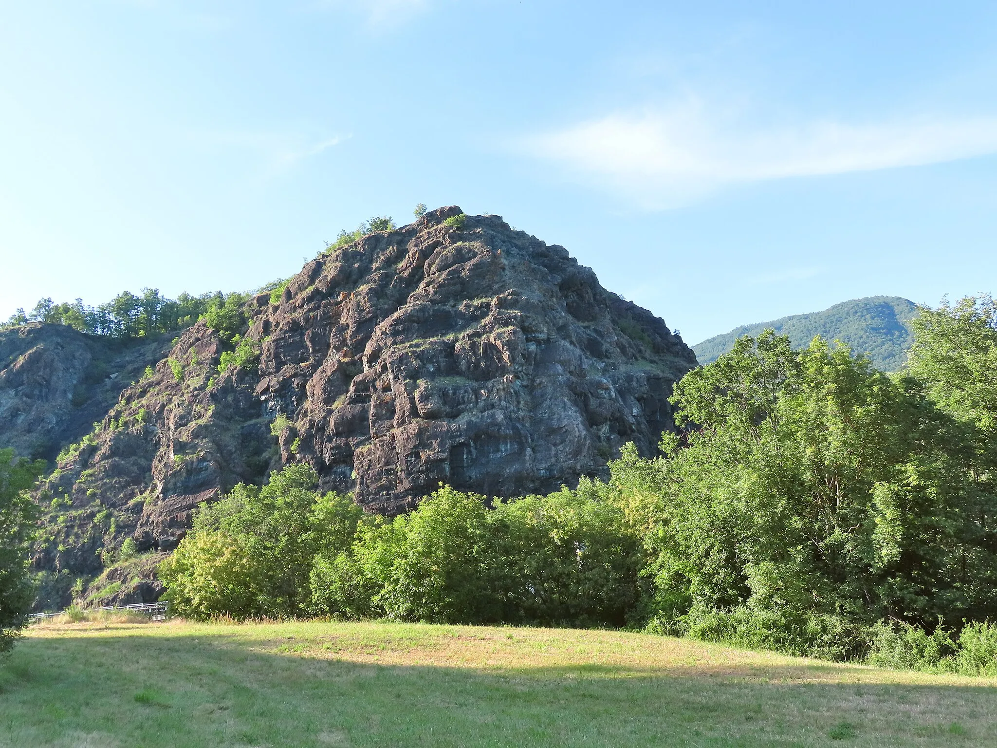 Photo showing: Sperone di roccia del castello di Pietracervara