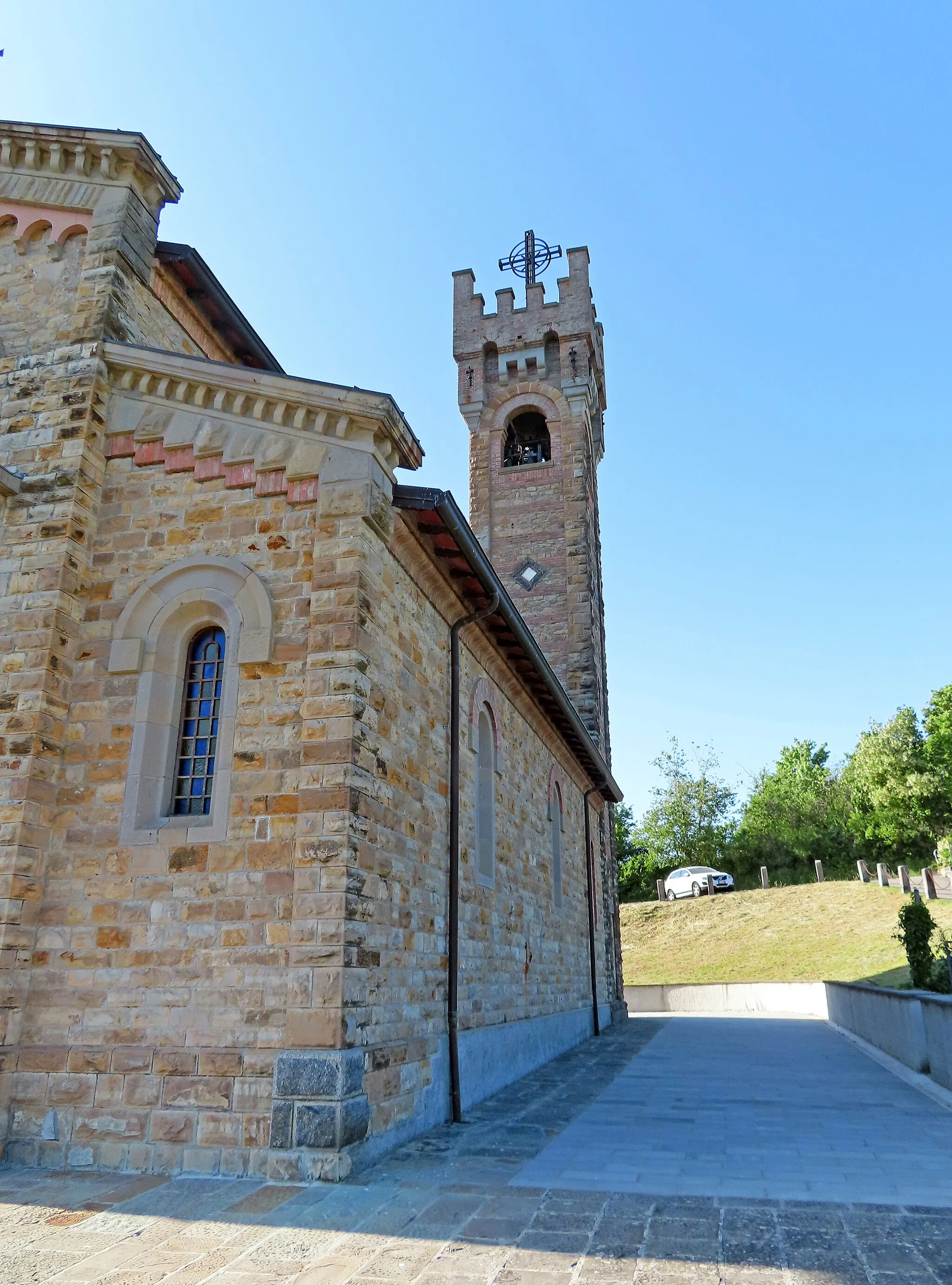 Photo showing: Campanile e lato est della chiesa di San Michele Arcangelo