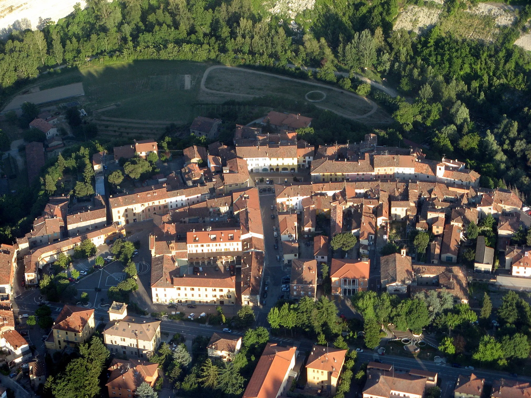 Photo showing: Veduta aerea del centro storico di Casola Valsenio