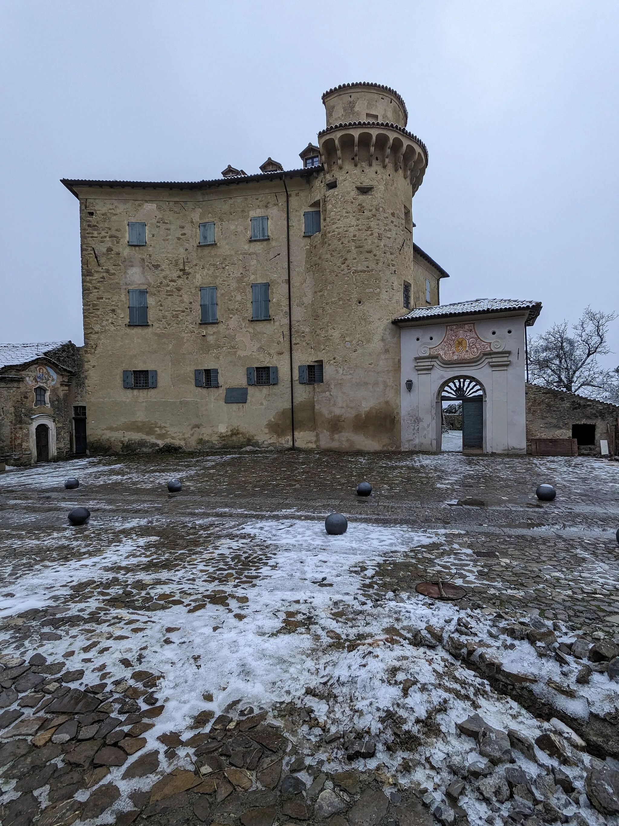 Photo showing: The castel of Adorno Family in Borgo Adorno, in Borbera Valley in Italy