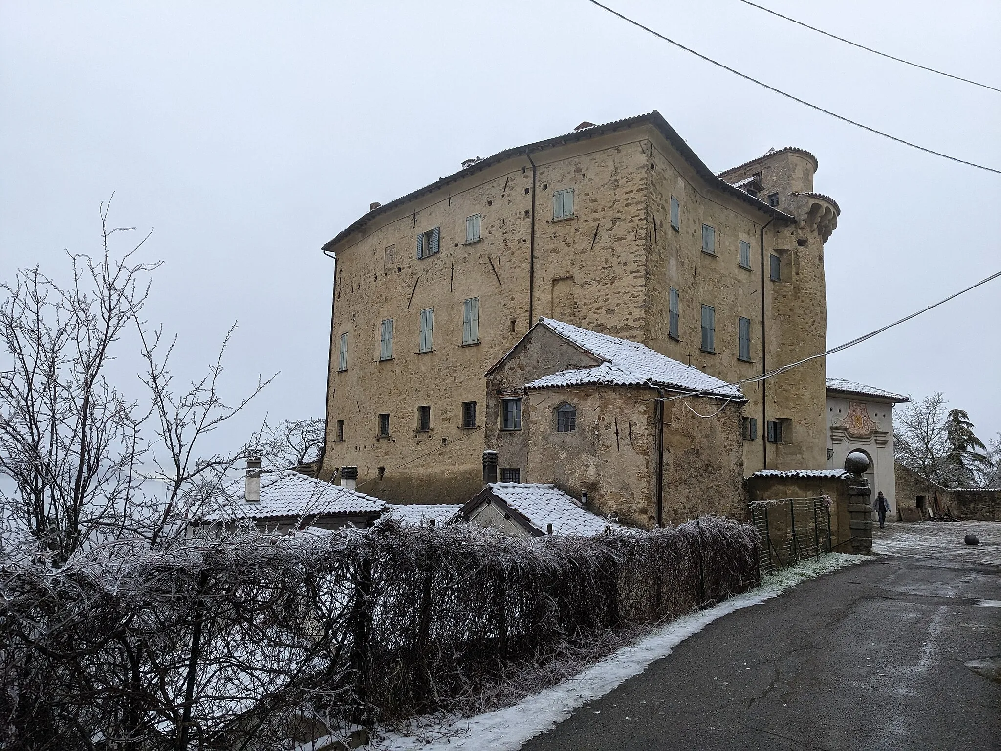 Photo showing: The castle of Adorno family in Borgi Adorno, Borbera valley, Italy