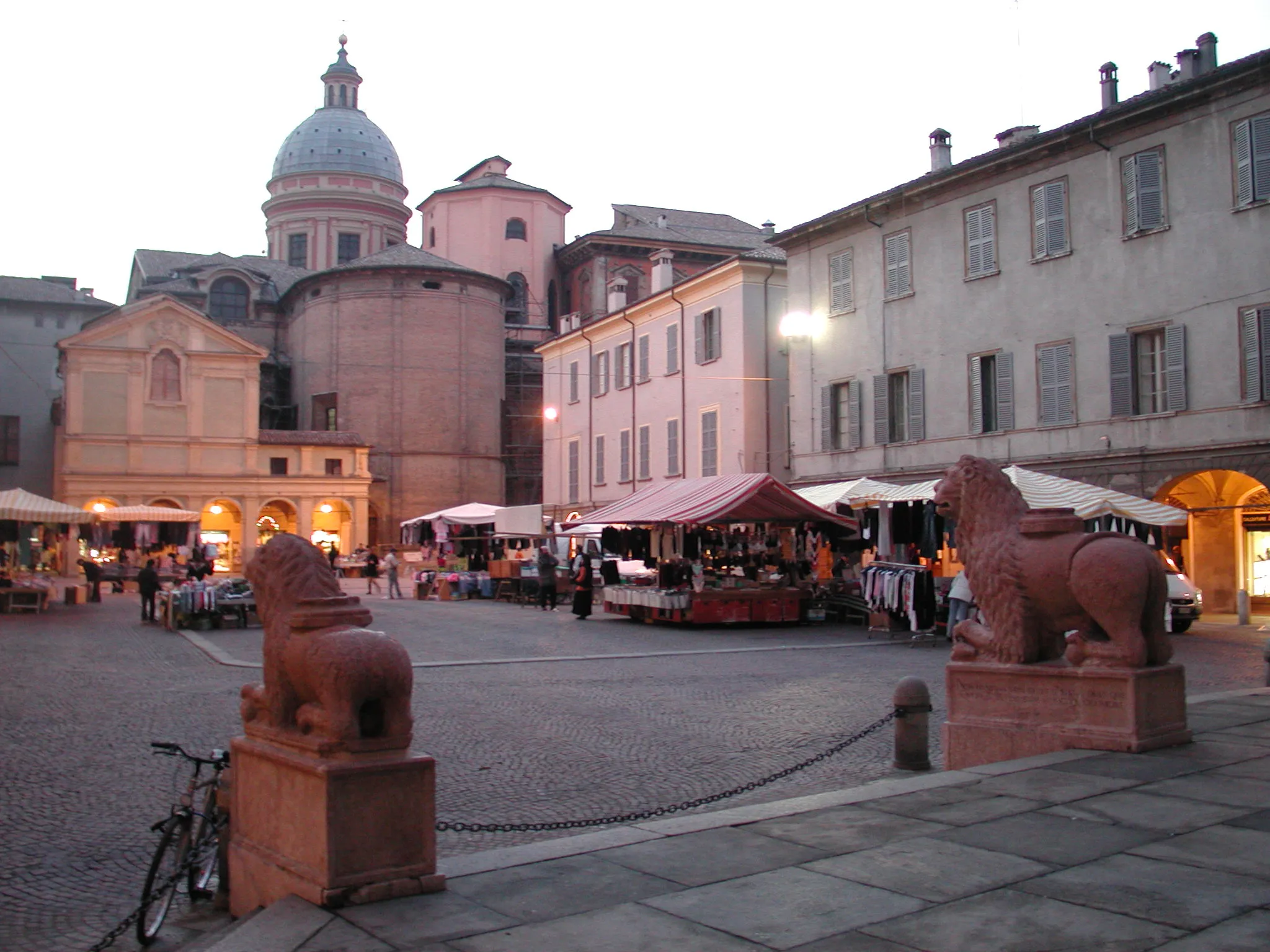 Photo showing: Reggio Emilia, Italy, Piazza San Prospero